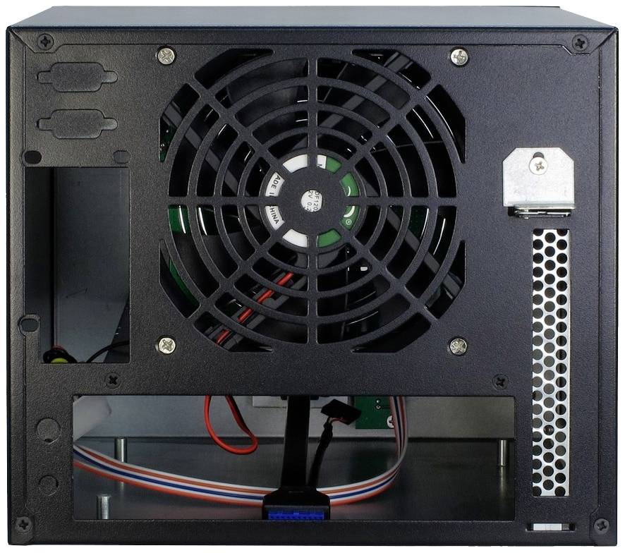 Rückansicht eines Computergehäuses mit einem Lüfter in der Mitte, mehreren Kabeln im Inneren und Anschlussöffnungen auf der linken Seite.