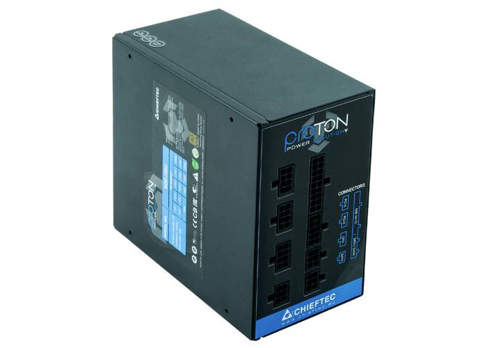 Ein schwarzes PC-Netzteil mit blauem Etikett des Herstellers 'Chieftec', zeigt mehrere Anschlüsse an der Seite zur Stromversorgung von Computerkomponenten.