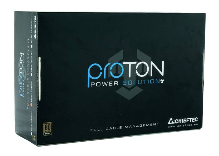 Schwarze Verpackung einer PC-Netzteilmarke 'Proton Power Solution' von Chieftec, mit Hinweis auf vollständiges Kabelmanagement und 80 Plus-Zertifizierung.