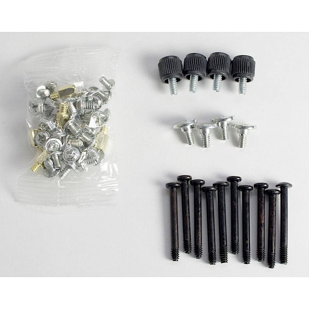 Verschiedene Schrauben und Muttern: ein Beutel mit kleinen Schrauben und Muttern, zwei Reihen mit schwarzen Kunststoff-Schraubknöpfen und langen Schrauben.