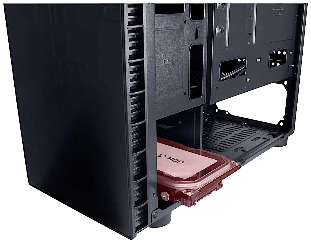 Ein Computergehäuse mit herausgezogenem Festplattenkäfig, der eine rote Festplatte enthält. Die Laufwerkschacht ist offen.