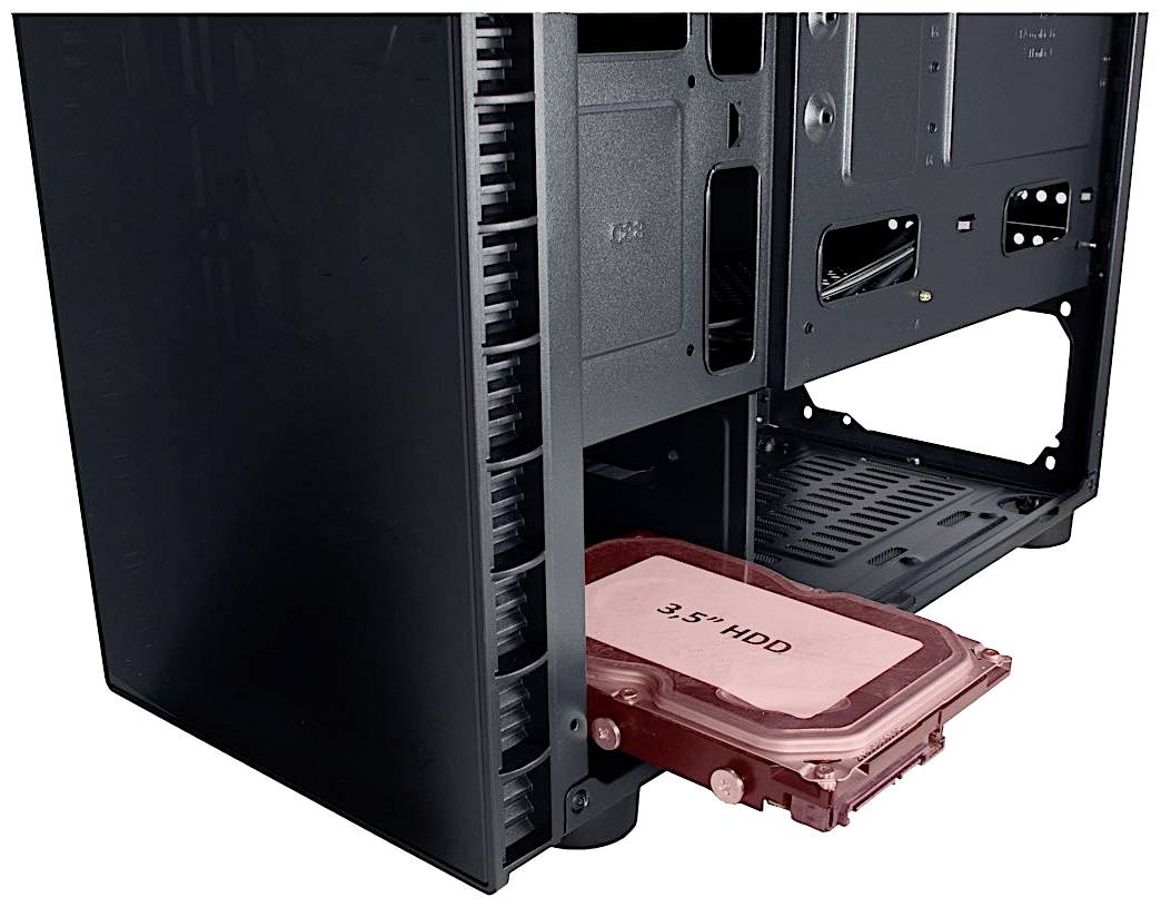 Ein Computergehäuse mit einem geöffneten Festplattenschacht, der eine 3,5-Zoll-HDD zeigt, die zur Installation bereit ist.