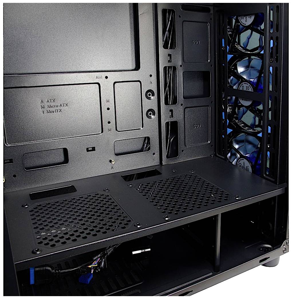Leeres Computergehäuse mit mehreren Lüftern an der rechten Seite, Halterungen für Mainboard und Kabelmanagementoptionen sichtbar.