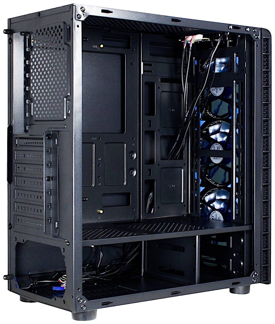 Schwarzes Computergehäuse mit offenem Seitenpanel. Innen sind mehrere Lüfter und Verkabelungen sichtbar. Geeignet für den Selbstbau eines PCs.