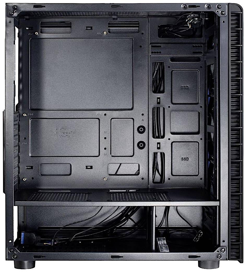 Ein leerer Computergehäuse-Innenraum mit Platz für mehrere Festplatten und Belüftung, ohne installierte Hardwarekomponenten.