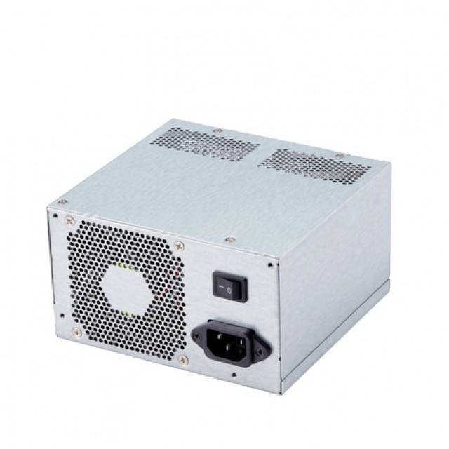 Metallisches Computer-Netzteil mit Lüftergitter und Ein/Aus-Schalter. Wird verwendet, um elektrische Energie an Computerkomponenten zu liefern.