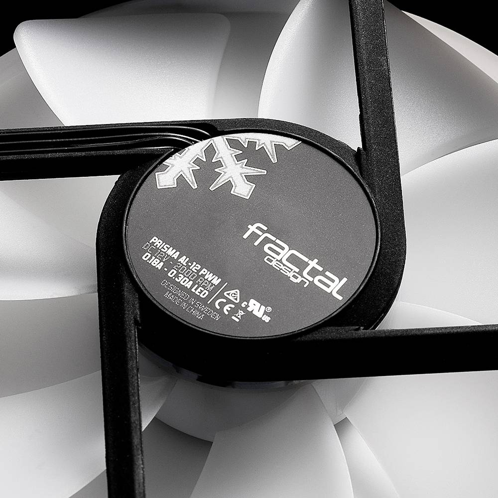 Ein Computerlüfter der Marke Fractal Design mit weißem Rotor und schwarzem Rahmen.