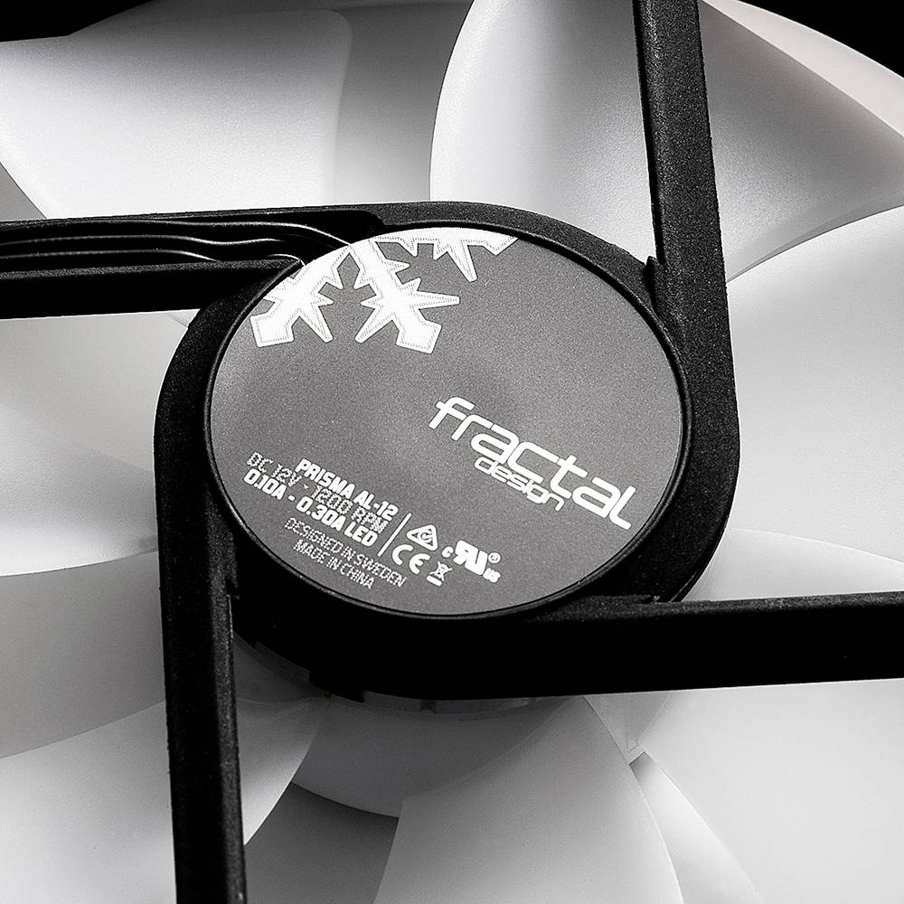 Lüfter mit schwarzem Rahmen und weißem Rotor. In der Mitte steht 'fractal design'. Symbole und technische Details sind sichtbar.