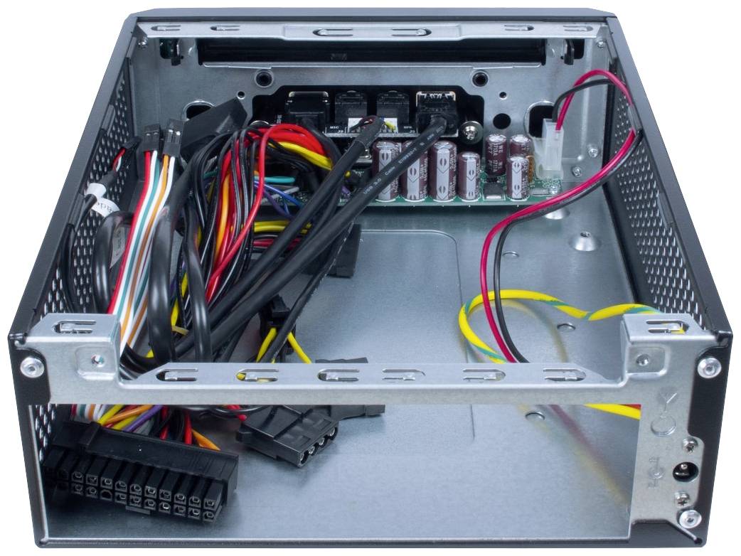 Ein offenes Computergehäuse mit sichtbaren Kabeln und Kondensatoren.