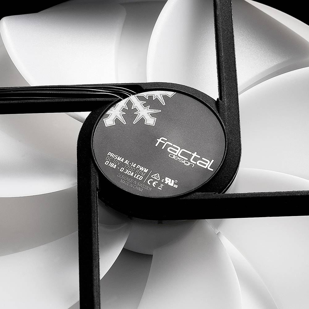 Ein Computerkühlventilator mit schwarz-weißen Rotorblättern und dem Logo 'fractal design' auf der Mittelabdeckung.