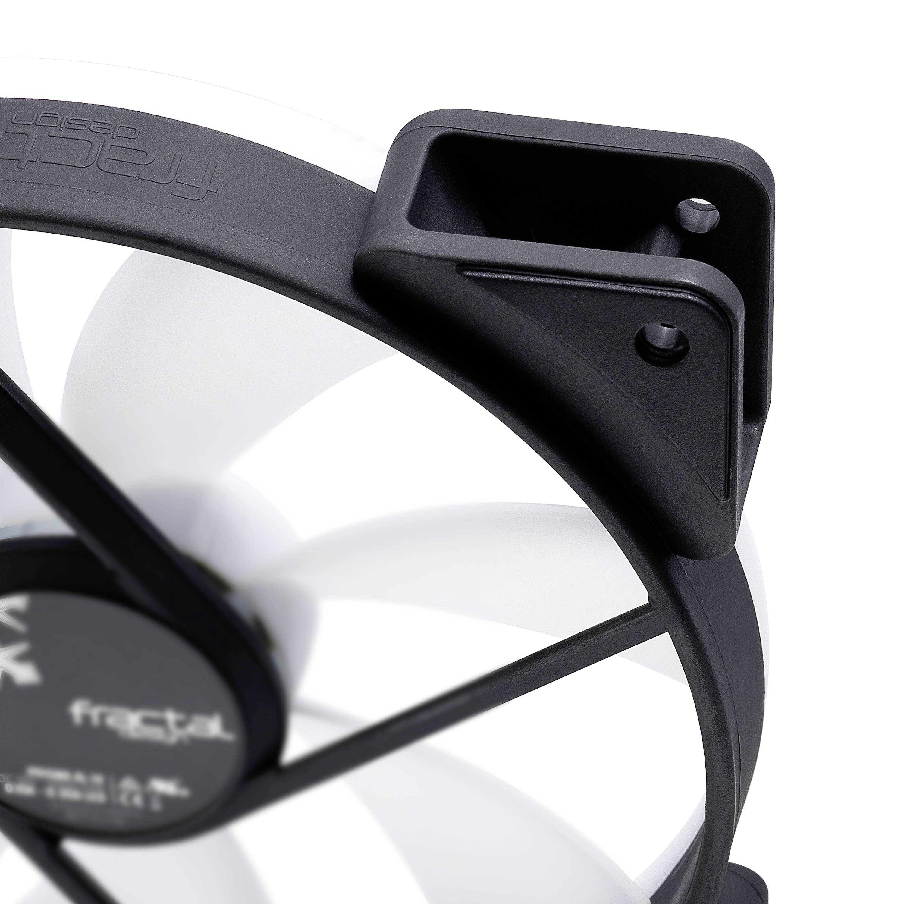 Nahaufnahme eines weißen Computerlüfters mit schwarzem Rahmen, montiert in einer Halterung. Markenname 'Fractal Design' sichtbar.