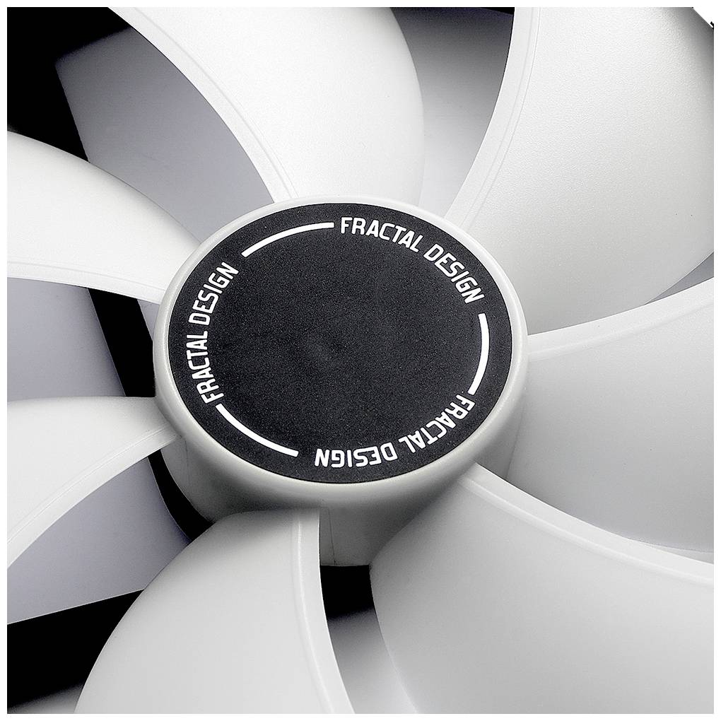 Nahaufnahme eines Computerkühlventilators mit grauen Blättern und einem kreisförmigen Mittelteil. Text 'Fractal Design' sichtbar.