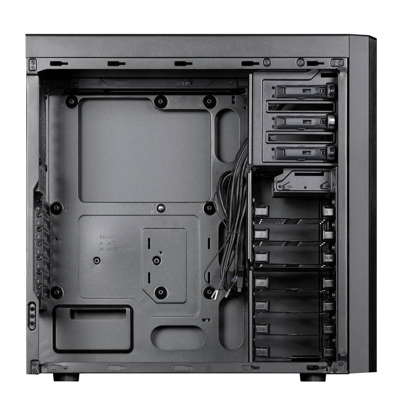 PC-Gehäuse-Innenansicht mit mehreren Festplatteneinschüben rechts, Kabelmanagementsystem und leerem Mainboard-Fach links.