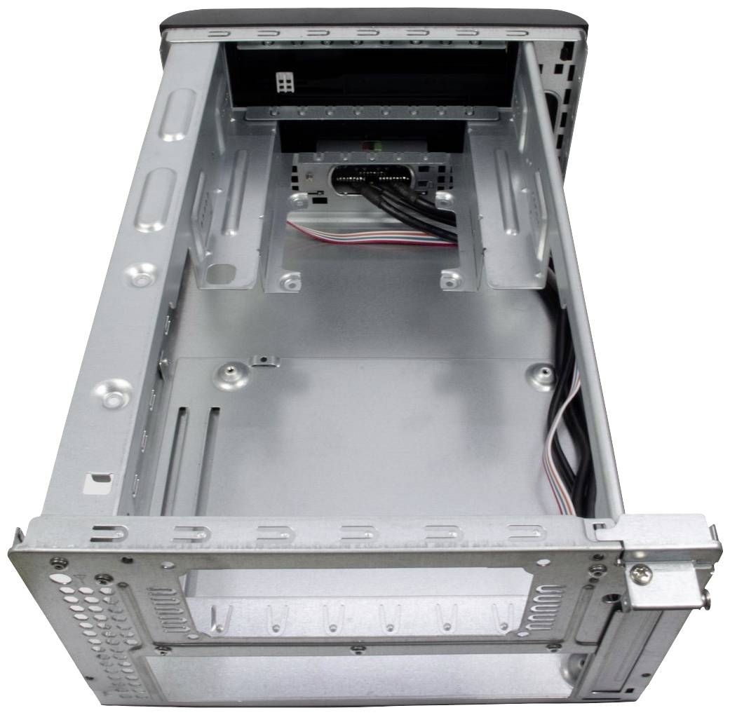 Leeres Computergehäuse mit offener Seitenwand, sichtbarem Mainboard-Steckplatz und Verkabelung, bereit für Hardwareinstallation.