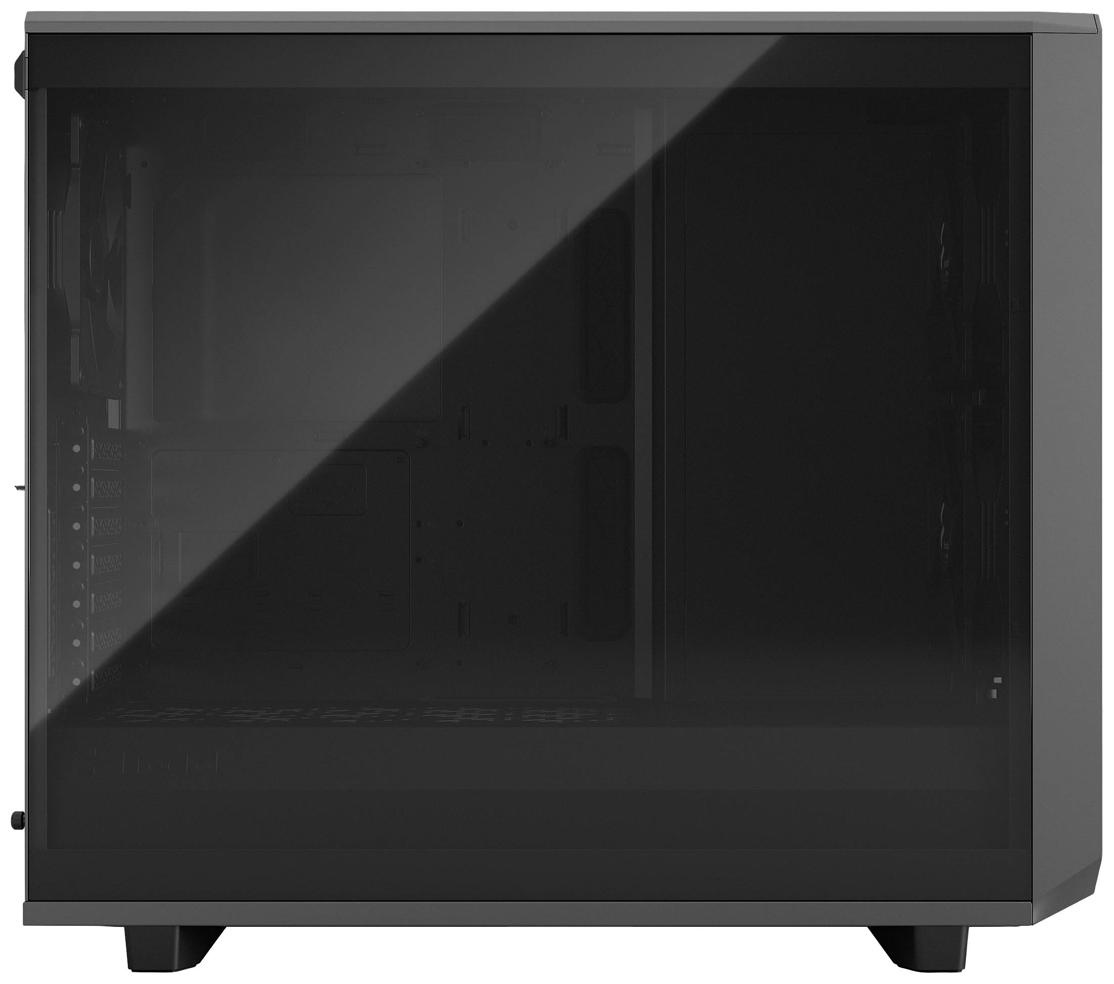 Schwarzes PC-Gehäuse mit getönter Glasscheibe, seitlicher Blick. Gehäuse steht auf vier Füßen, innen leer, bereit für Montage.