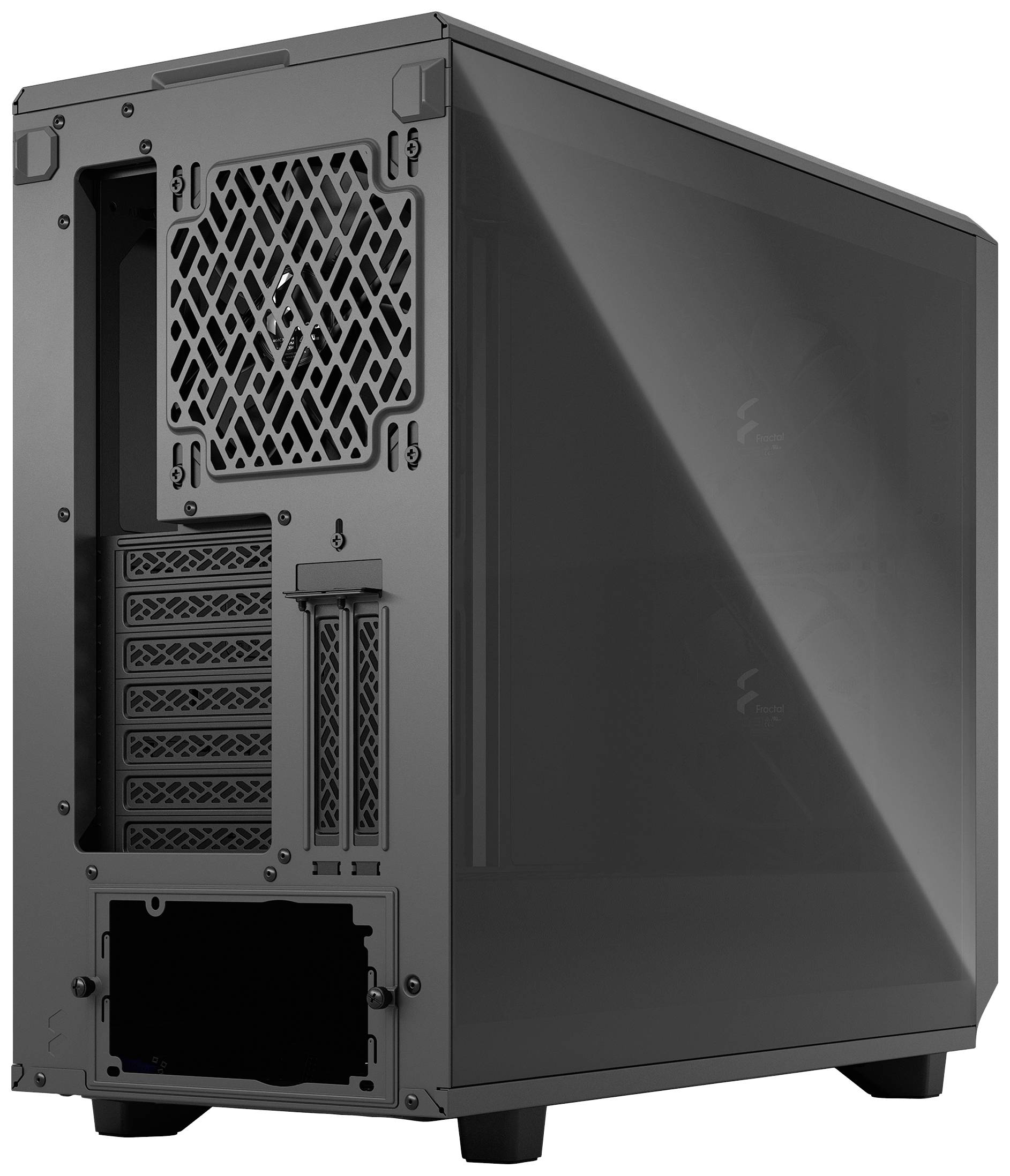 Schwarzes Computergehäuse aus Metall und Glas, seitlich fotografiert. Rückseite zeigt Lüftergitter und Steckplätze.