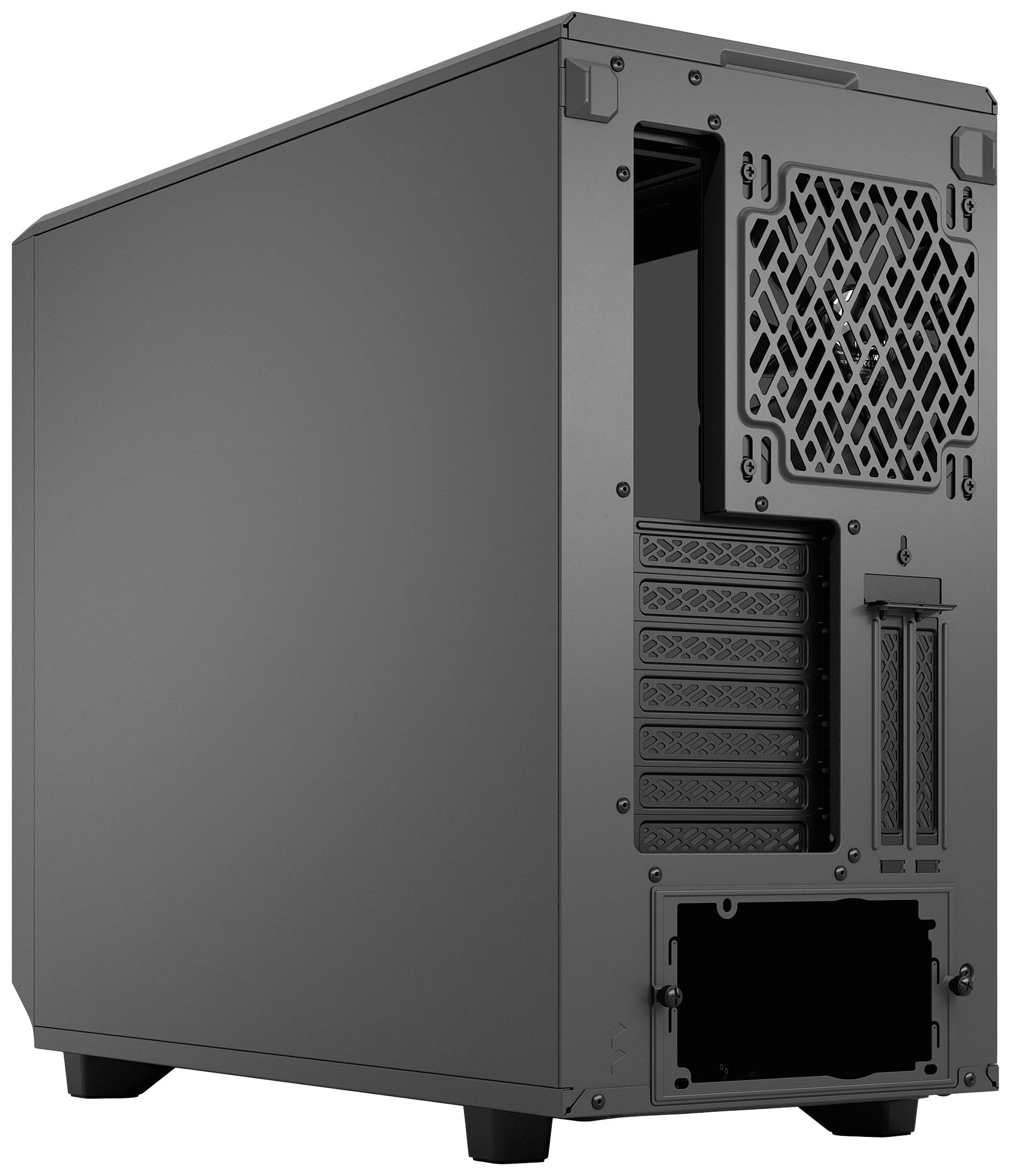 Schwarzes Computergehäuse mit Lüftungsgitter und mehreren Erweiterungsschächten an der Rückseite, auf einer weißen Fläche stehend.