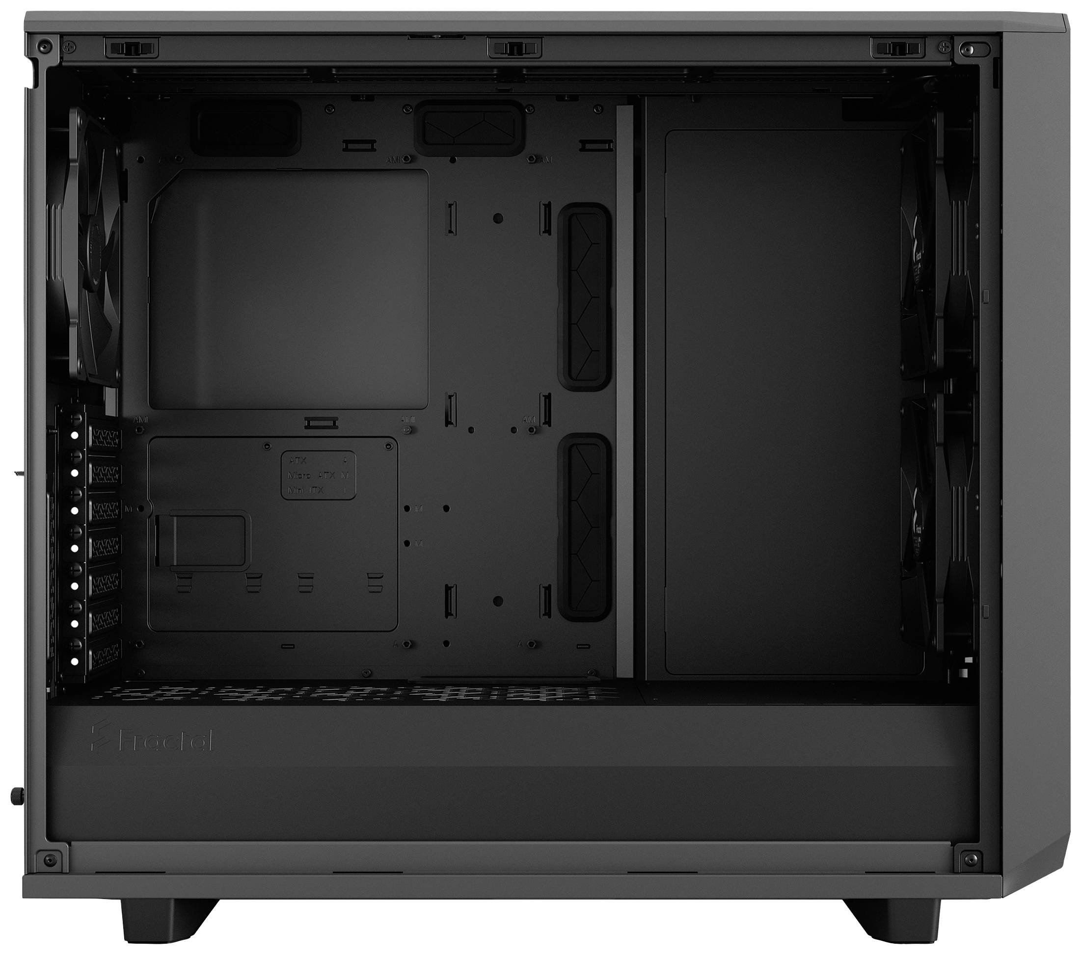 Ein leeres Computergehäuse, schwarz, mit mehreren Lüfterplätzen und Kabelmanagementoptionen, geeignet für PC-Bastler.