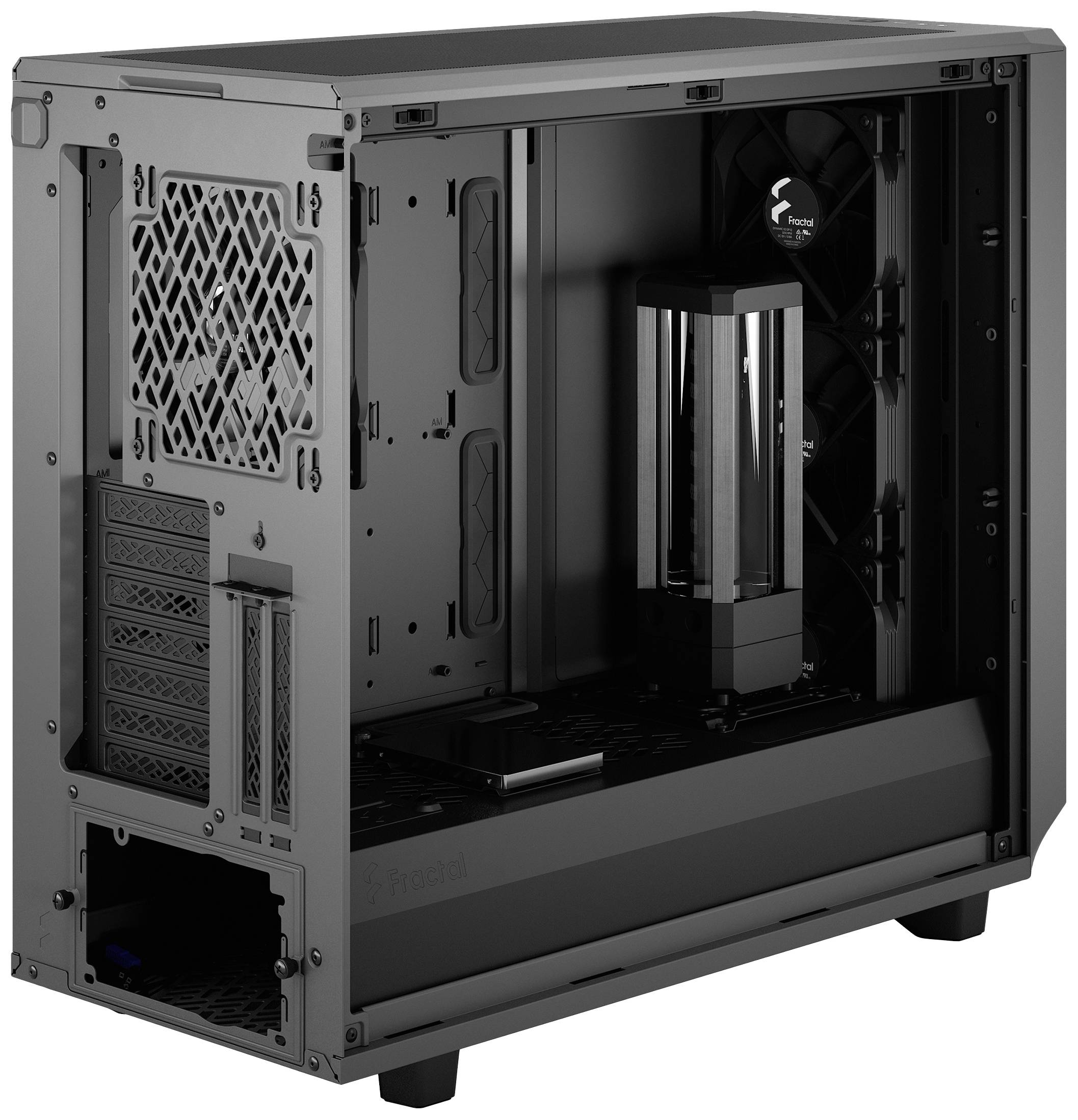 Schwarzes Computergehäuse mit offenem Seitenteil, Einbauschächten, zwei Lüftern hinten und einer vertikalen Wasserpumpe innen.