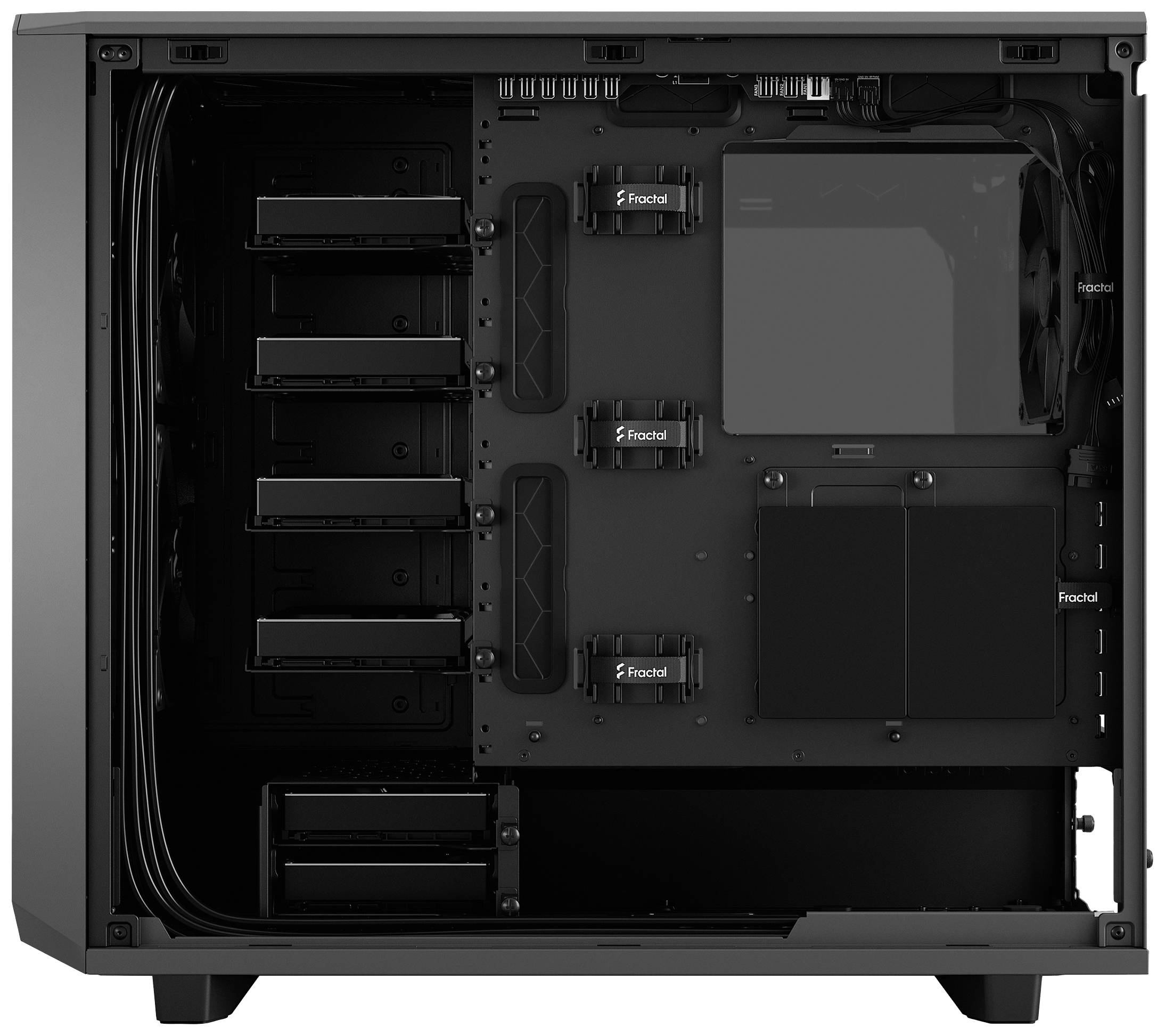 Ein leeres Computergehäuse mit mehreren Laufwerkschächten und Kabelmanagementvorrichtungen. Es bietet Platz für PC-Komponenten.