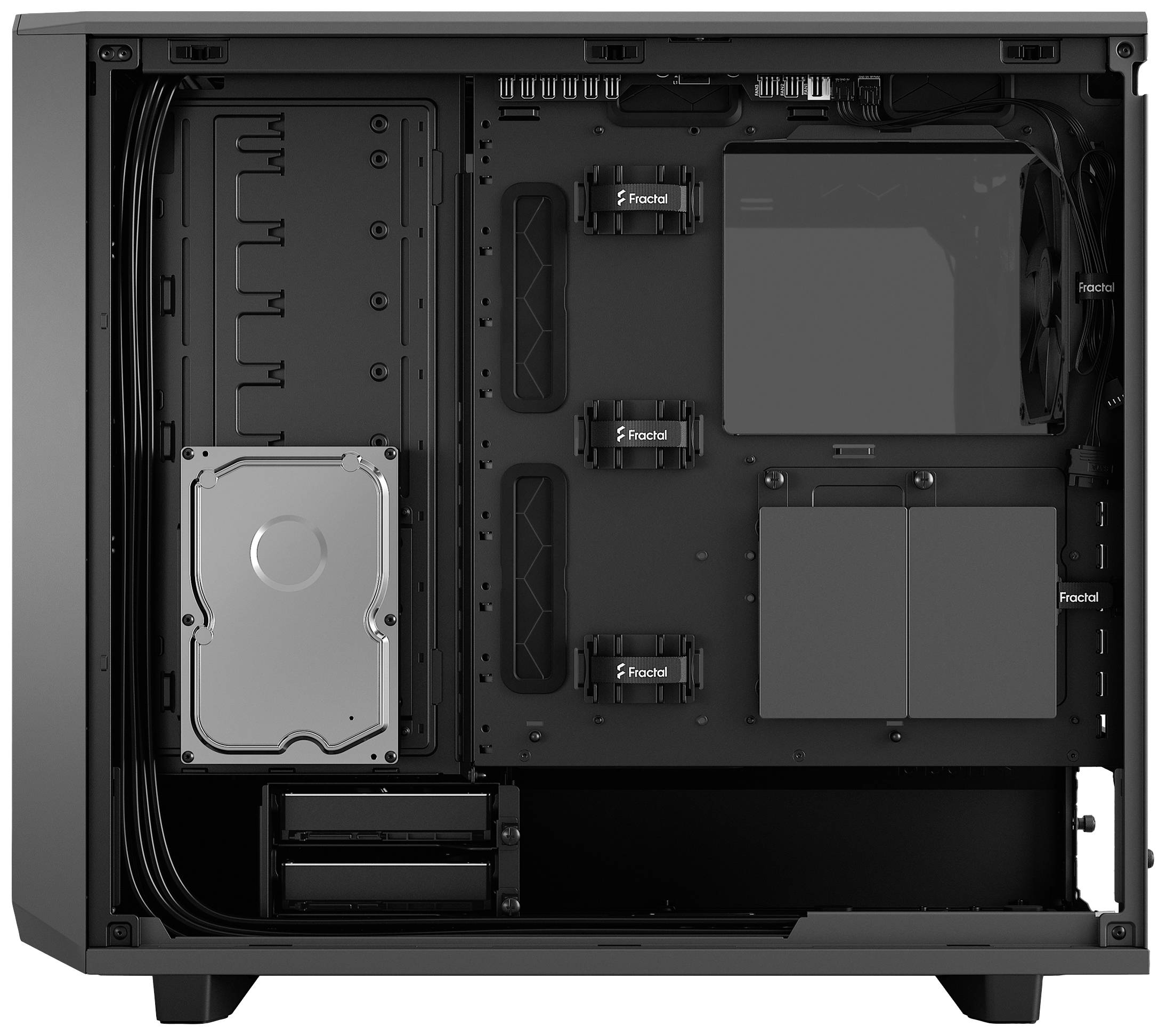 Innenansicht eines leeren Computergehäuses, zeigt Laufwerksschächte, Kabelmanagement-Bereich und mögliche Platzierung von Komponenten.