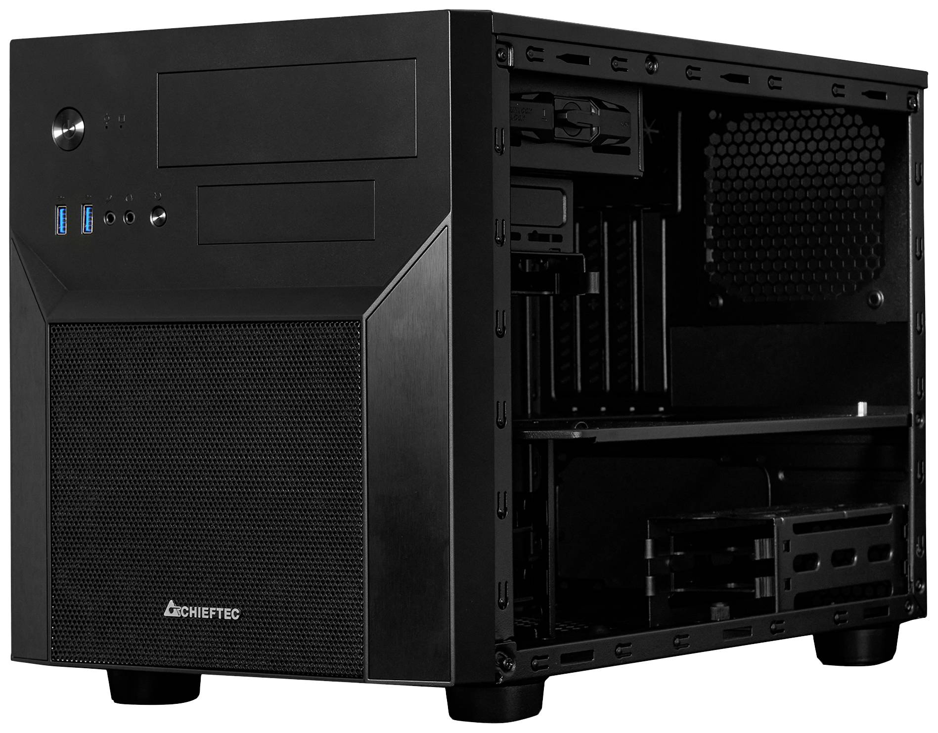 Schwarzes PC-Gehäuse von Chieftec, teilweise offen. Vorderseite mit mehreren Anschlüssen und Einschüben. Rückseite mit Belüftungsgitter.