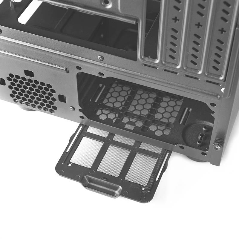 Computergehäuse in Innenansicht, fokussiert auf den herausnehmbaren Staubfilter an der Unterseite zur einfachen Reinigung und Wartung.