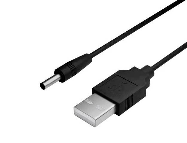 Ein schwarzes USB-Kabel mit einem USB-Stecker auf der einen Seite und einem kleinen zylindrischen Stecker auf der anderen Seite.