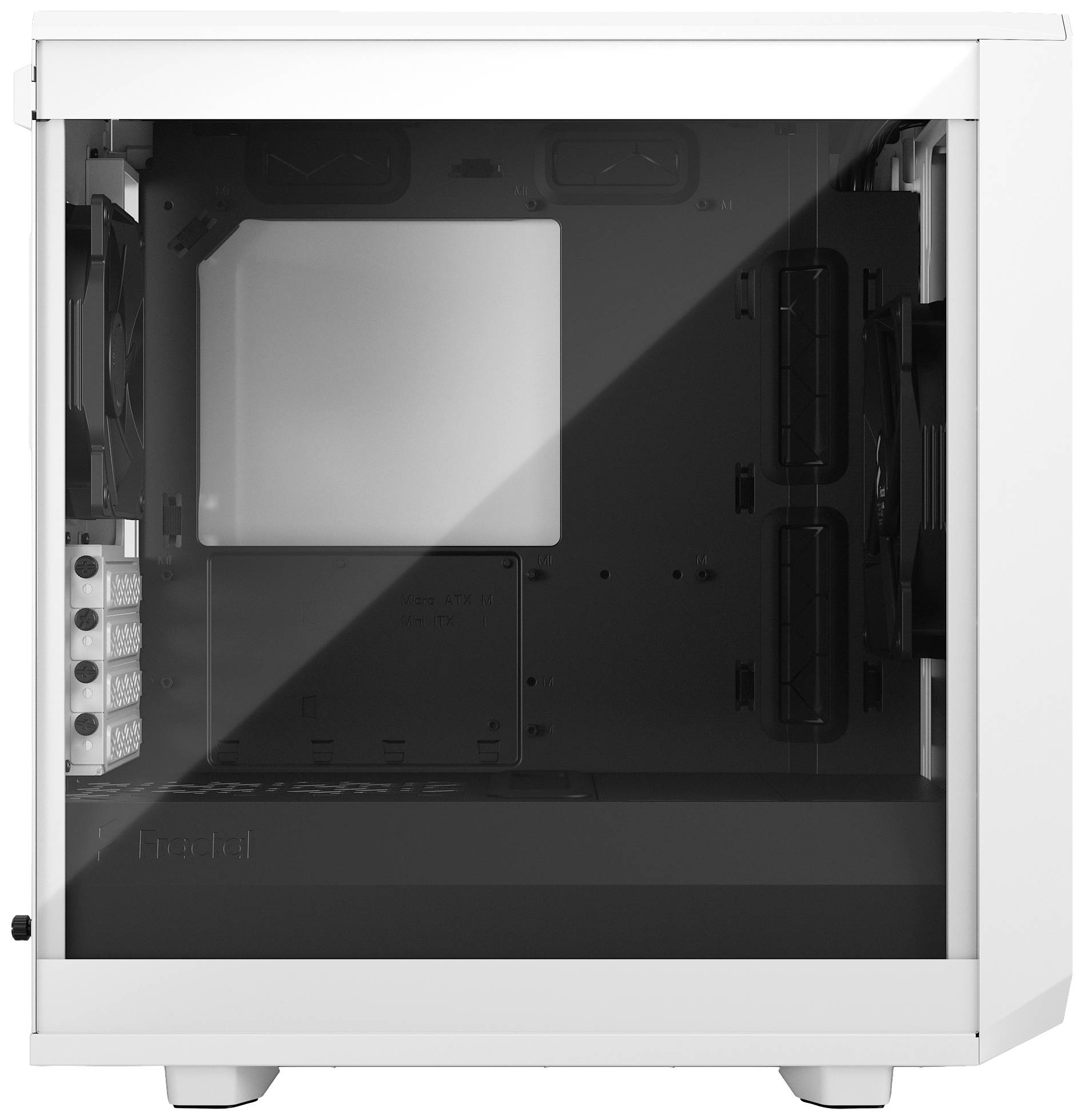 Ein weißes Computergehäuse mit transparentem Seitenpanel, das Einblick in das leere Innere bietet.