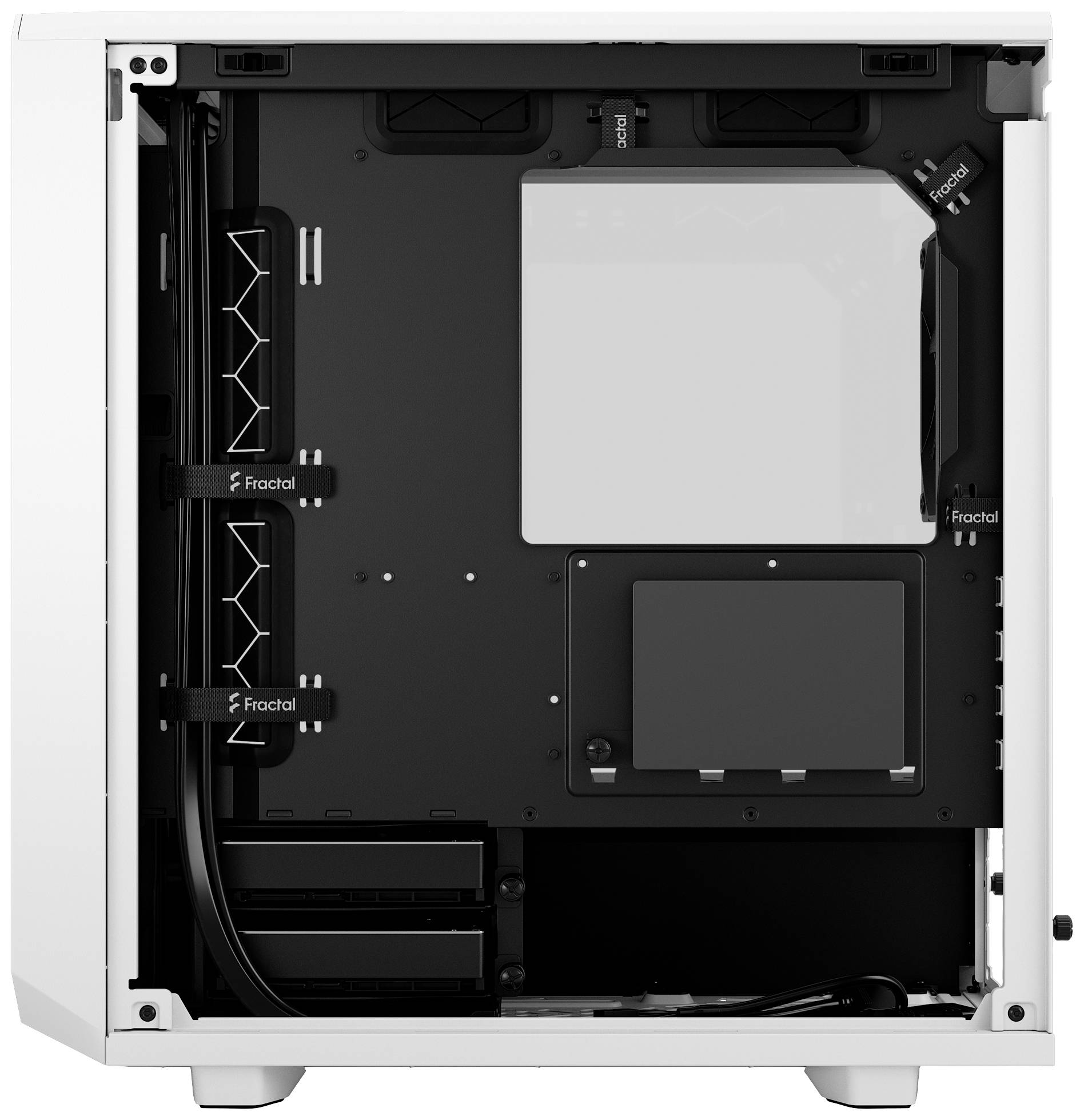Computergehäuse-Seitenansicht mit offenem Innenraum, zeigt Kabelmanagement und Laufwerksschächte ohne eingesetzte Komponenten.