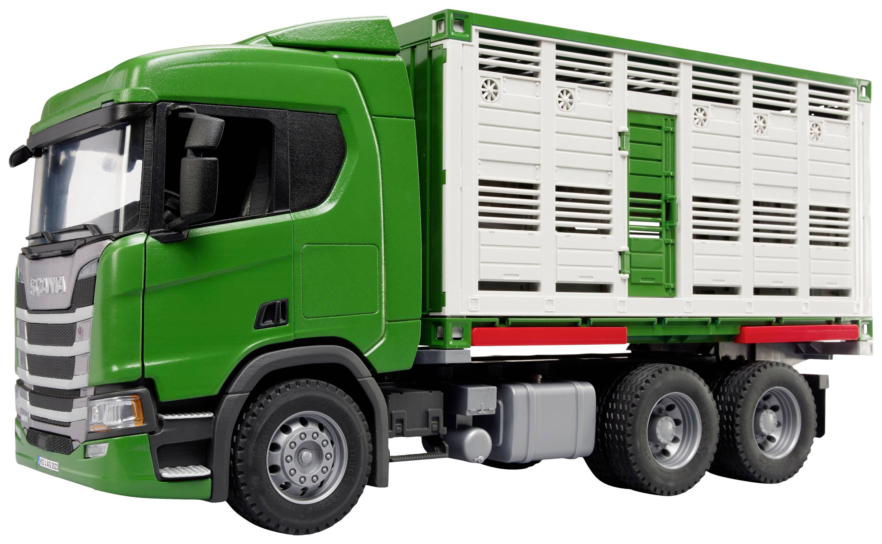 Ein grüner LKW mit einem weißen, belüfteten Anhänger, geeignet für den Transport von Tieren oder belüfteter Fracht.