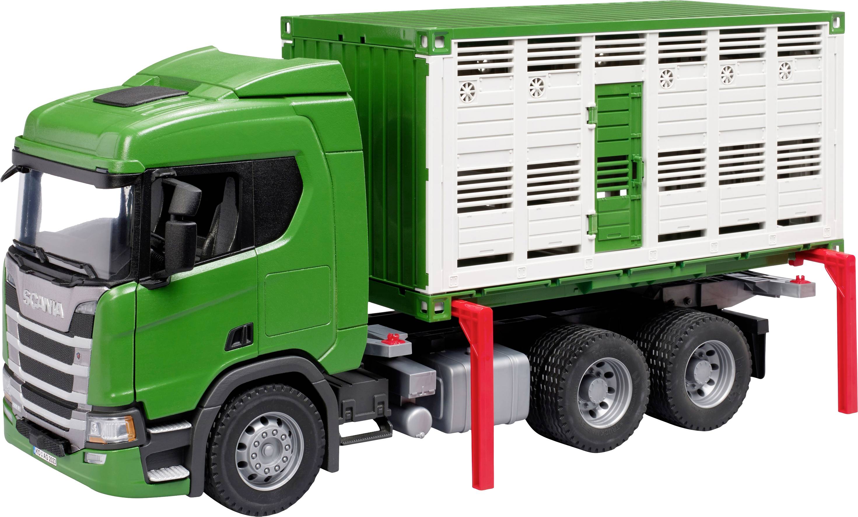 Ein grüner Lastwagen mit Anhänger, der einem Tiertransport dient. Der Anhänger hat weiße Seitenwände mit Lüftungsschlitzen.