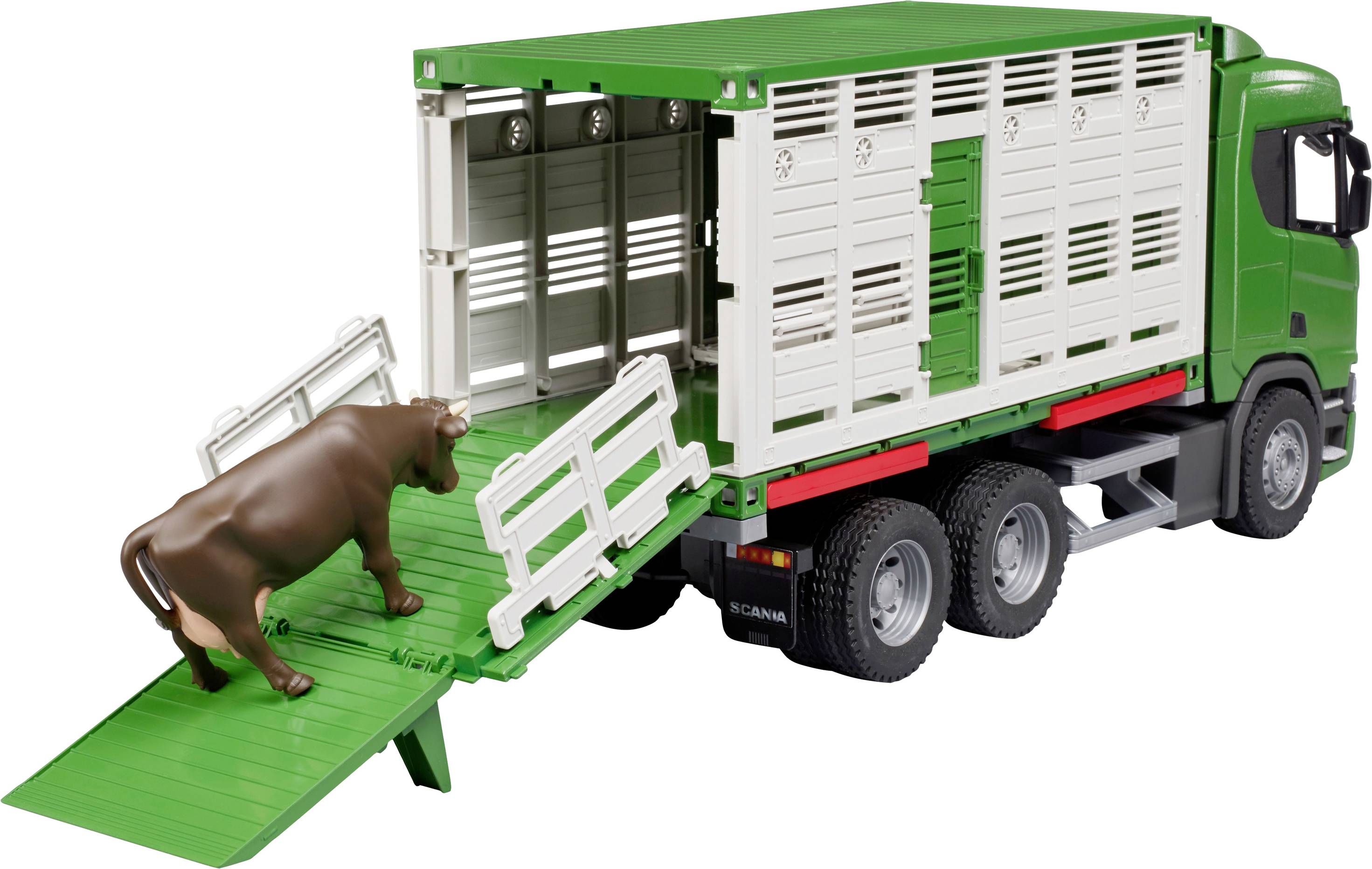 Ein brauner Stier läuft eine grüne Rampe hinauf in einen weißen Transporter mit grünen Akzenten.