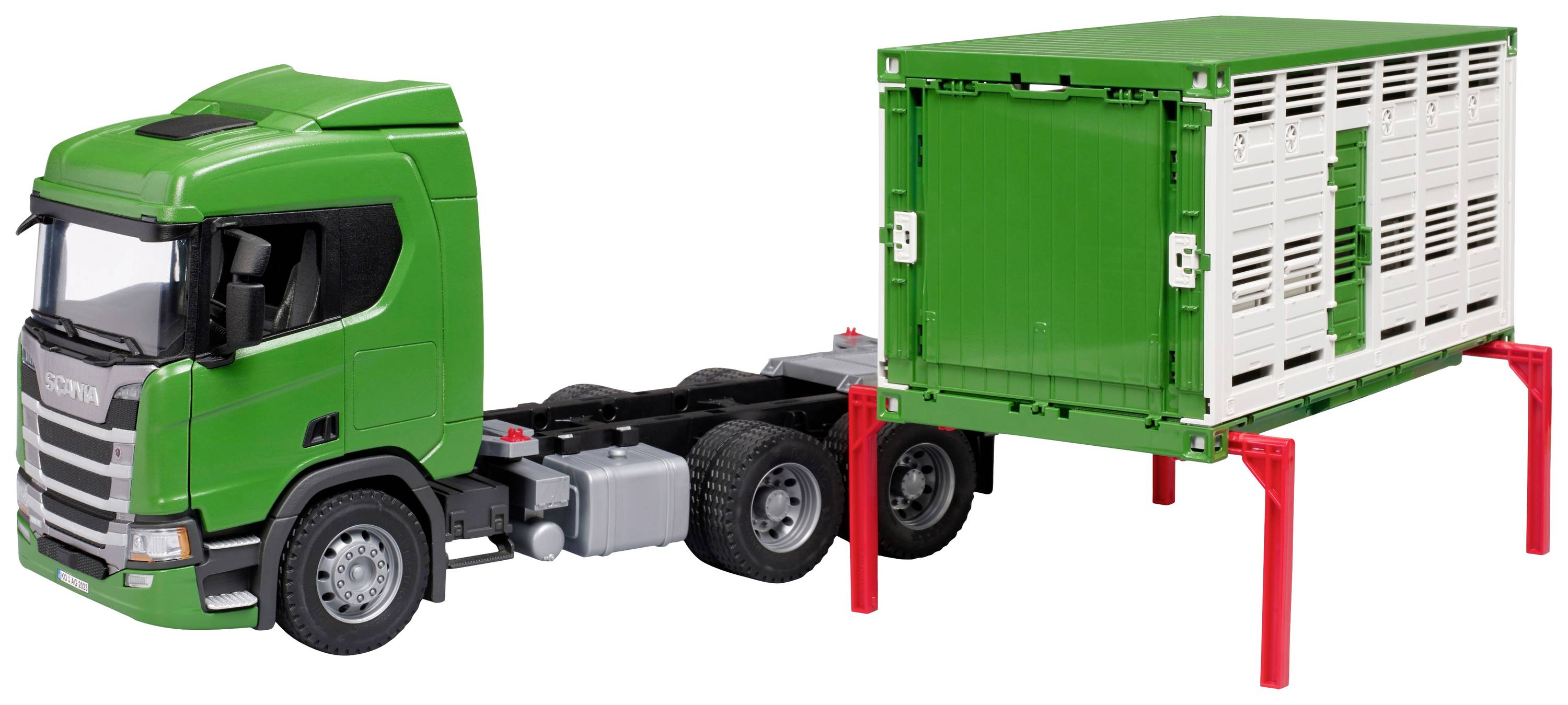 Ein grüner Lastwagen mit Anhänger zum Aufbocken einer Container-Ladung. Der Container ist auf ausziehbaren roten Ständern.