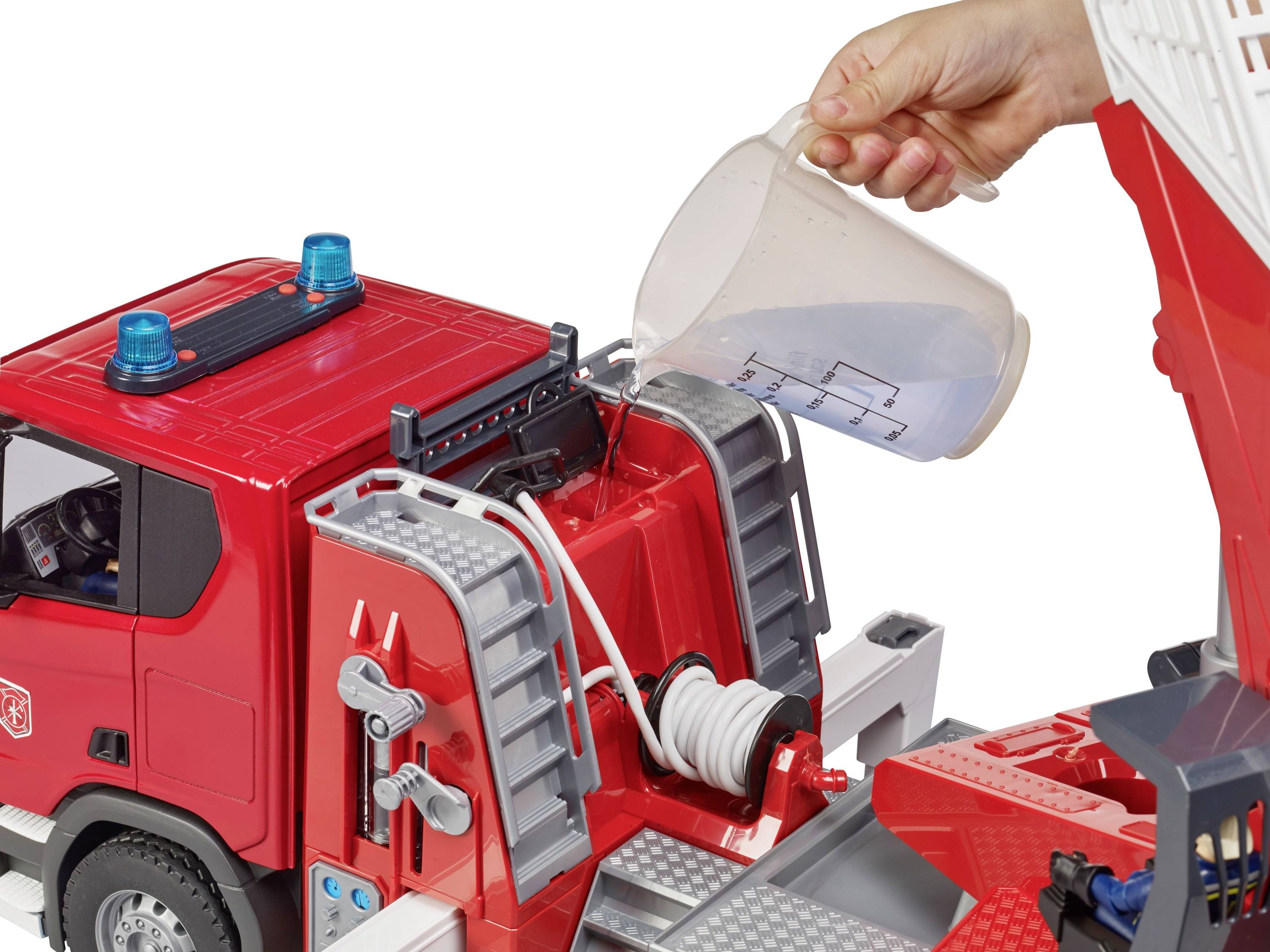 Rotes Spielzeug-Feuerwehrauto mit Leiter. Eine Hand füllt Wasser in einen Tank auf der Rückseite des Fahrzeugs.