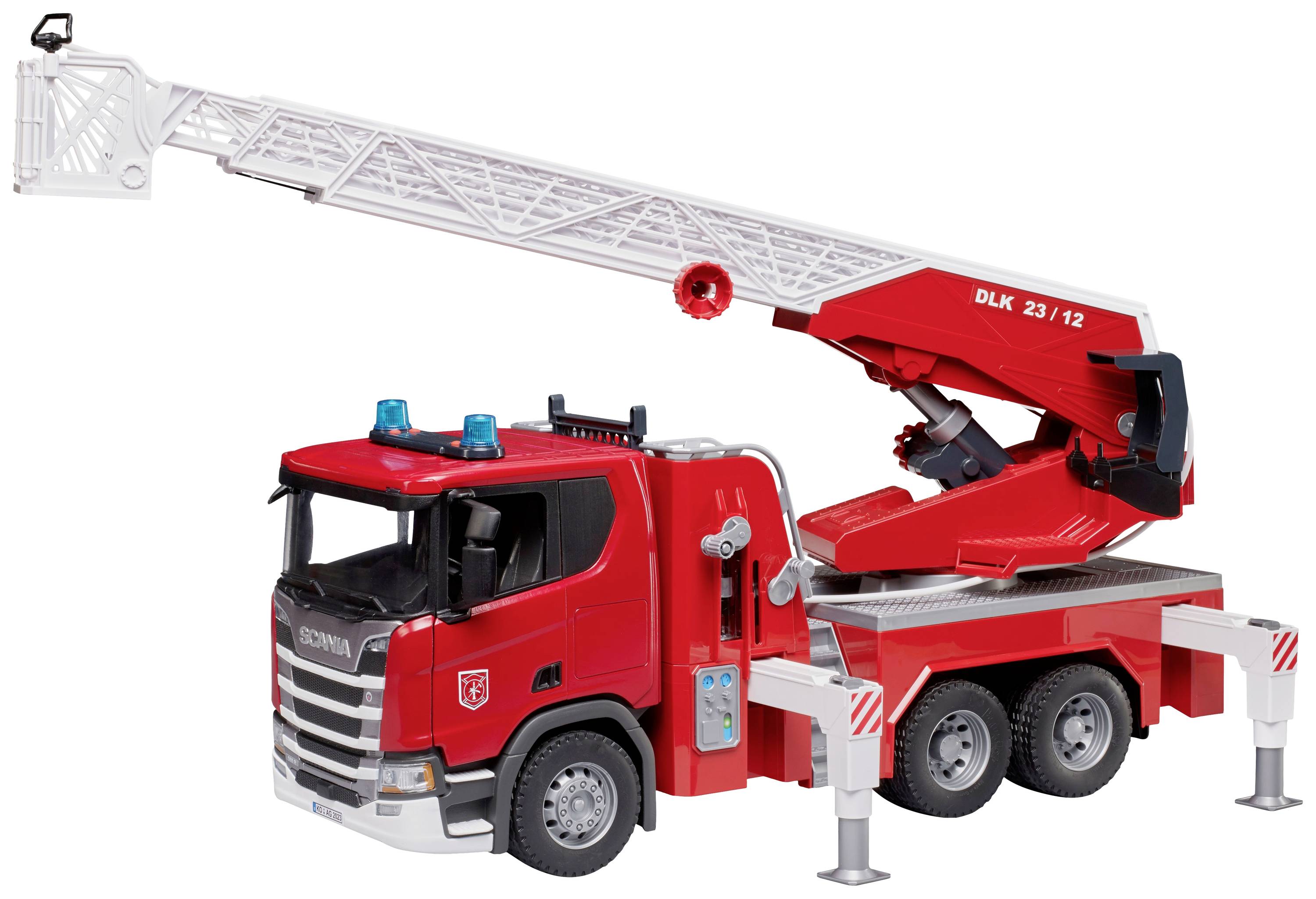 Ein rotes Spielzeug-Feuerwehrfahrzeug mit ausgefahrenem Leiterarm und Stützbeinen, bereit für den Einsatz.
