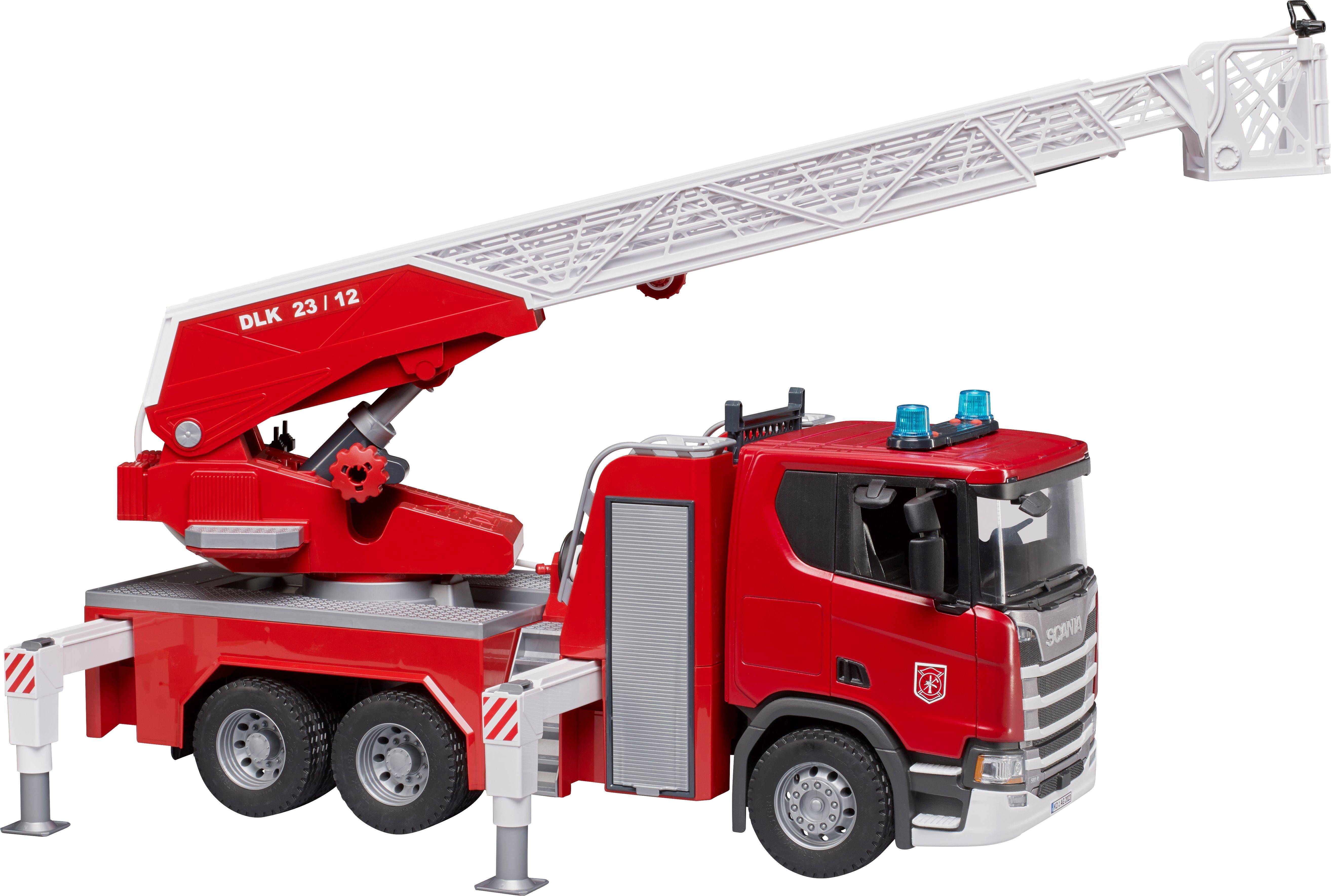 Ein rotes Spielzeug-Feuerwehrauto mit Drehleiter und ausgefahrenen Stützen.