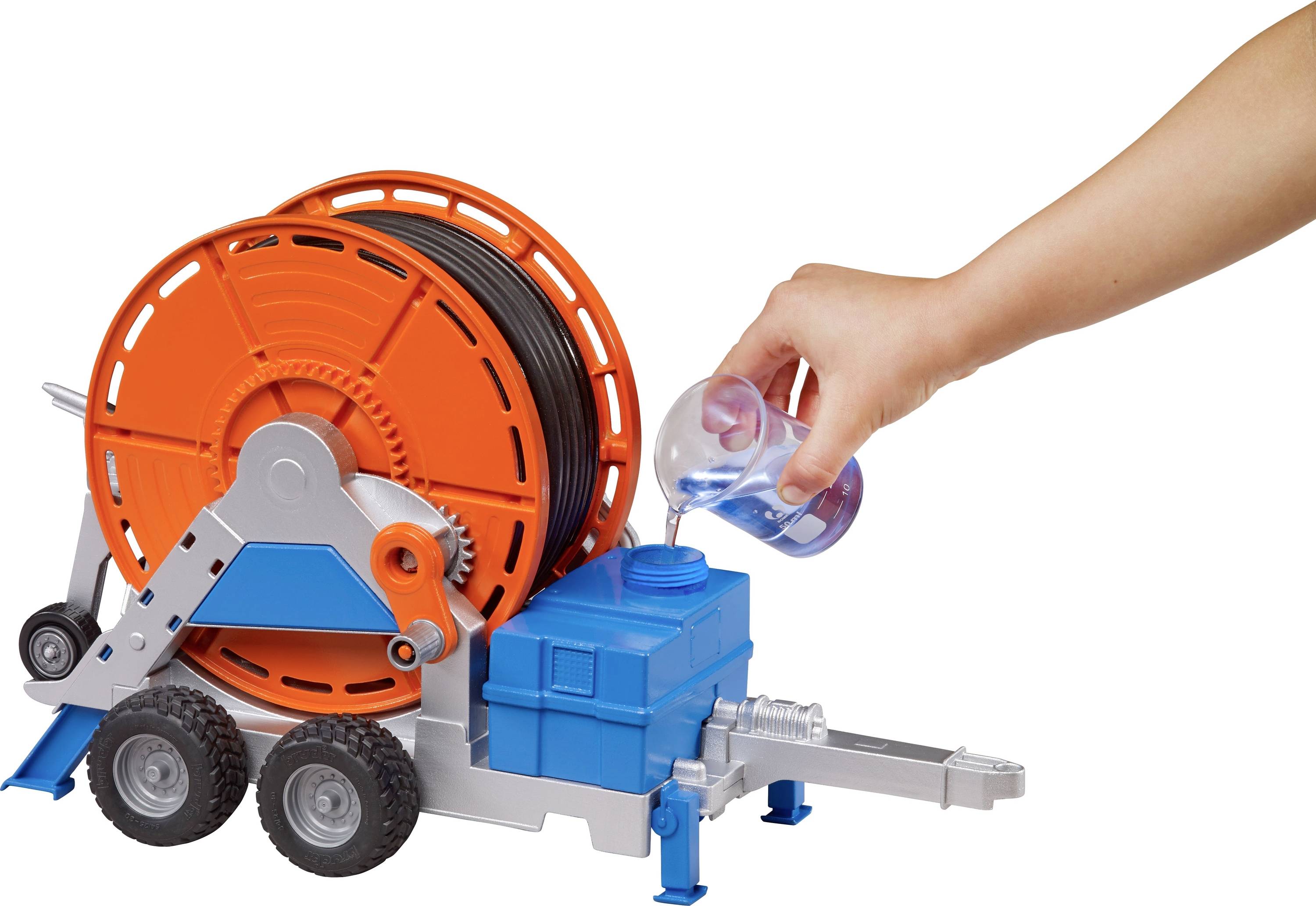 Spielzeug-Schlauchwagen mit großer orangefarbener Rolle, blauer Basis und Hand, die Wasser in Behälter gießt.