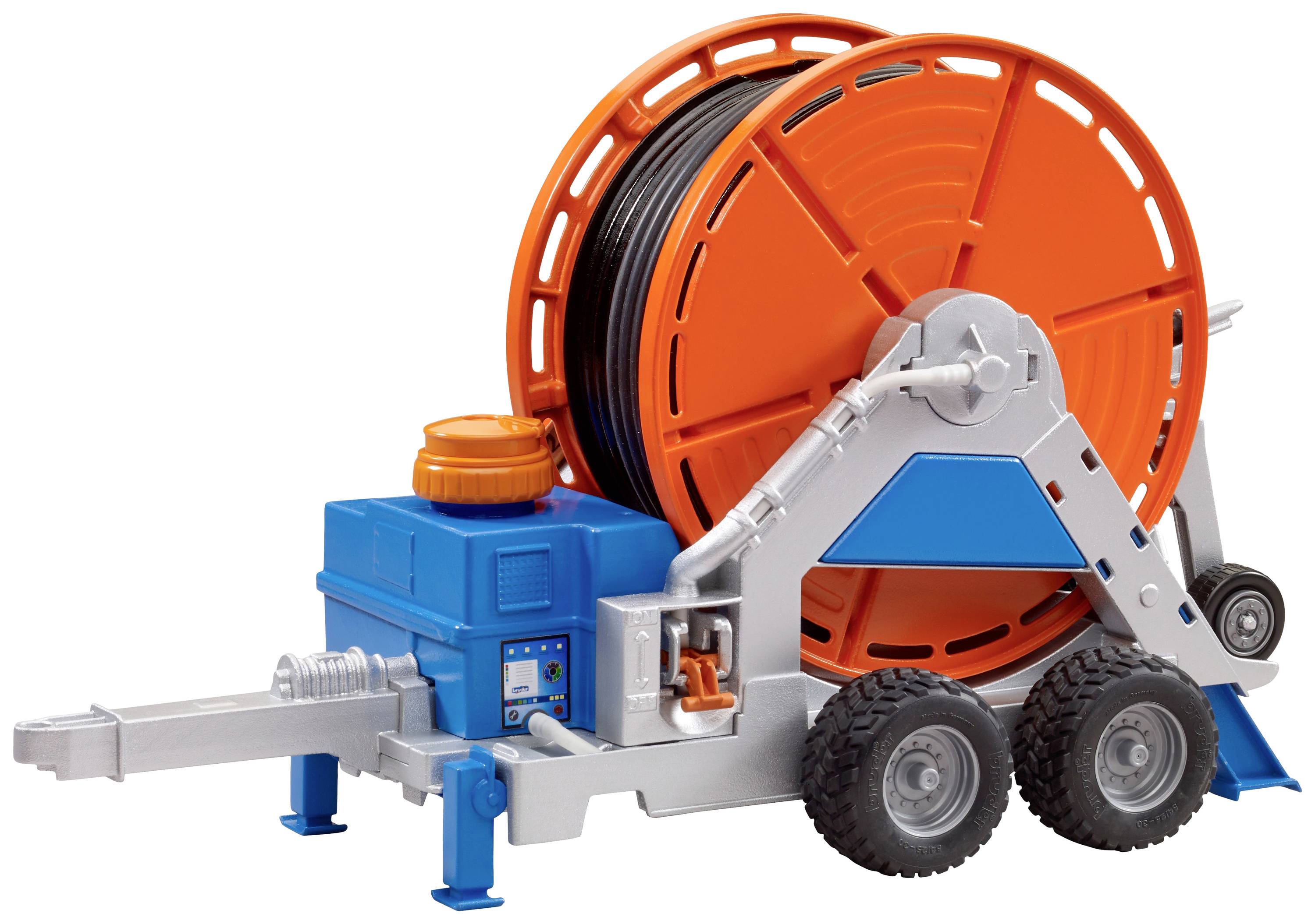 Eine Bewässerungsmaschine mit einem großen orangefarbenen Schlauch, montiert auf einem blauen Fahrgestell mit zwei Rädern.