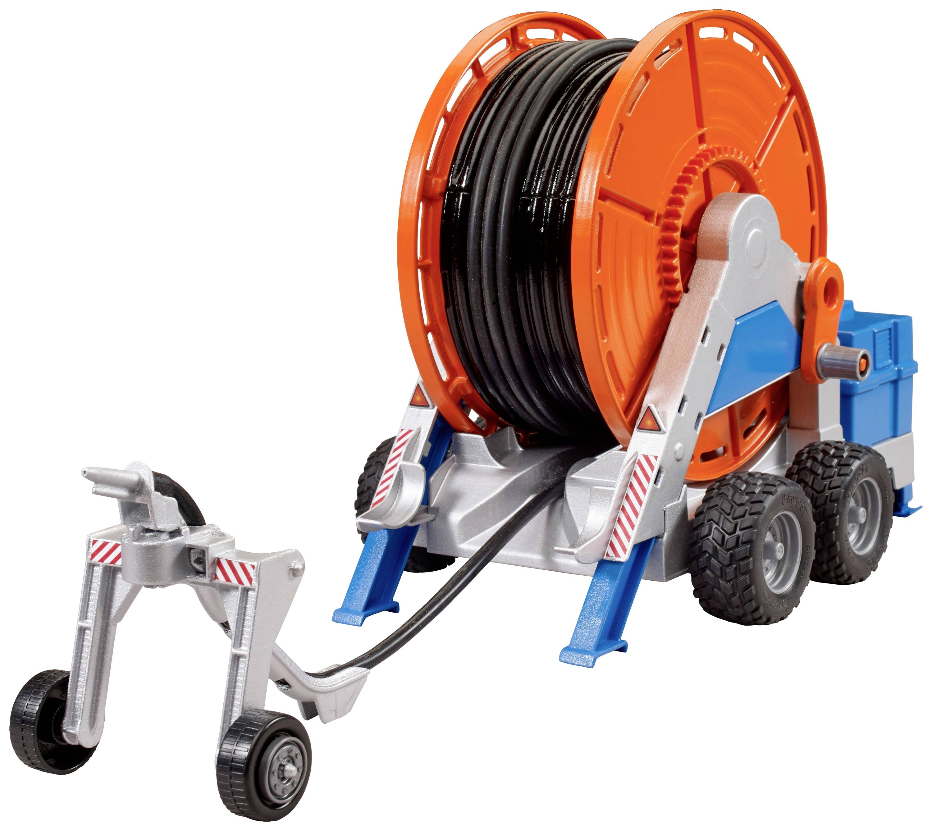 Ein orange-blauer Kabeltrommelwagen mit großen Rädern und einem Handgriff zum Ziehen.