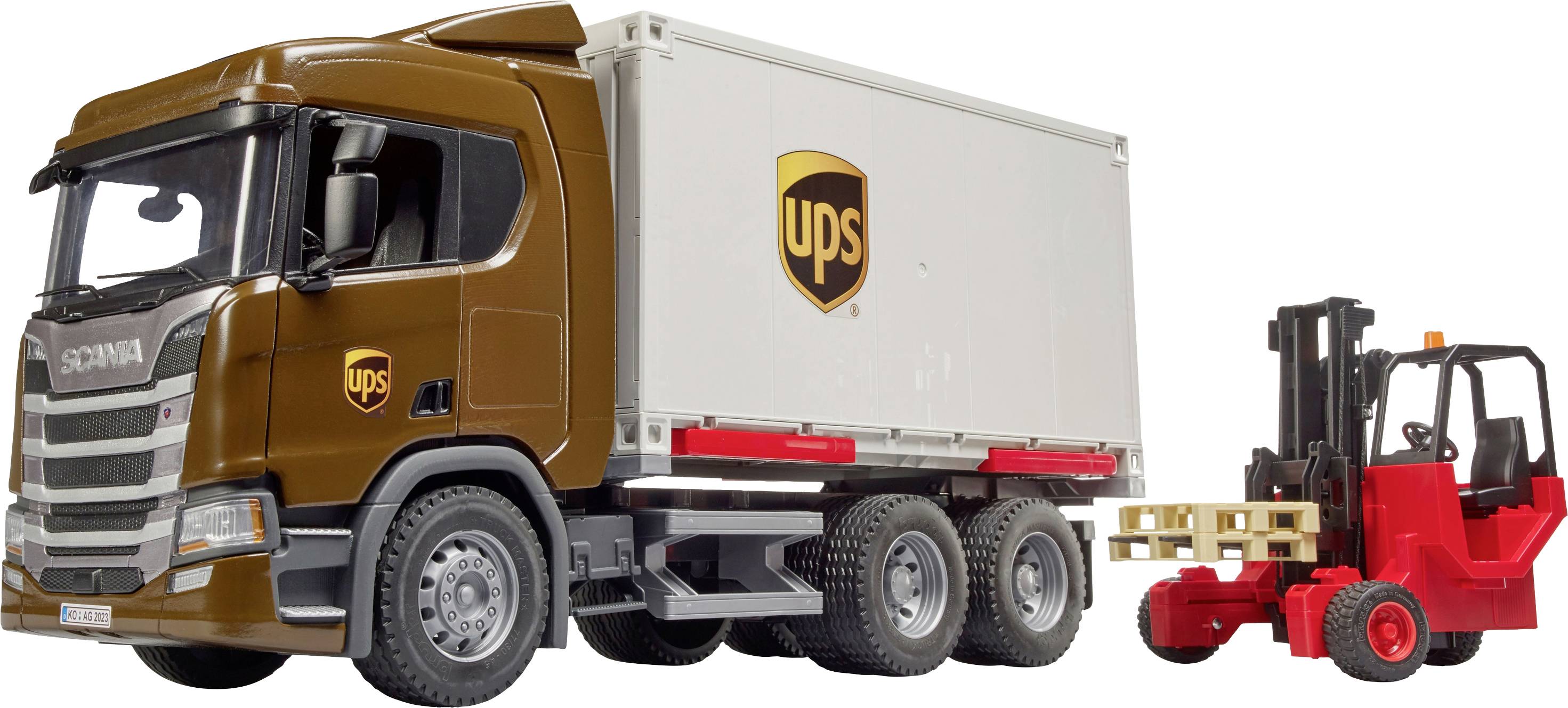 Brauner UPS-Lastwagen neben einem roten Gabelstapler mit Palette. Hauptthema ist der Transport und die Logistikdarstellung.