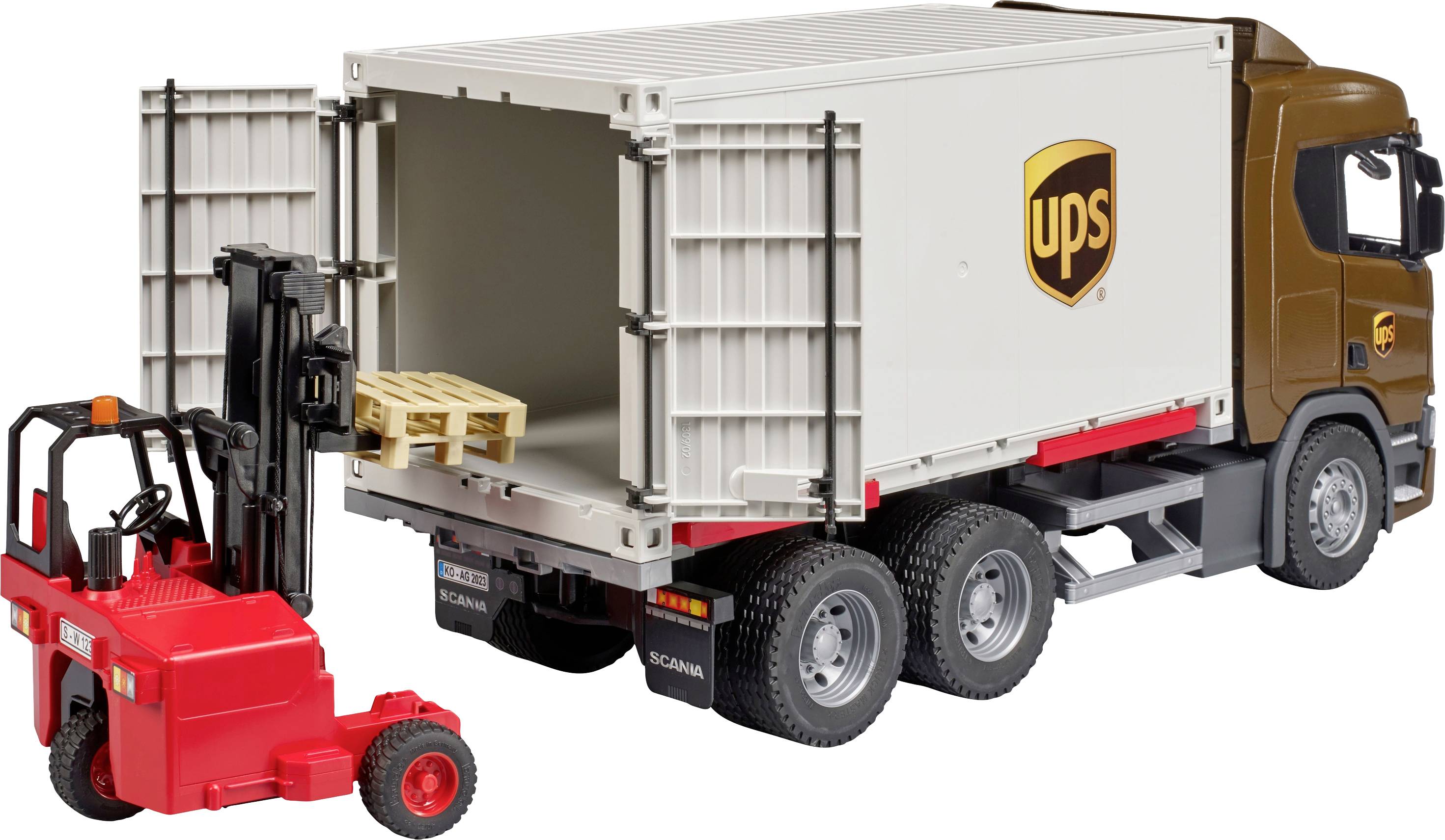 Ein Gabelstapler lädt eine Palette in einen UPS-Lkw. Der Lkw ist braun und weiß mit UPS-Logo, der Gabelstapler ist rot.
