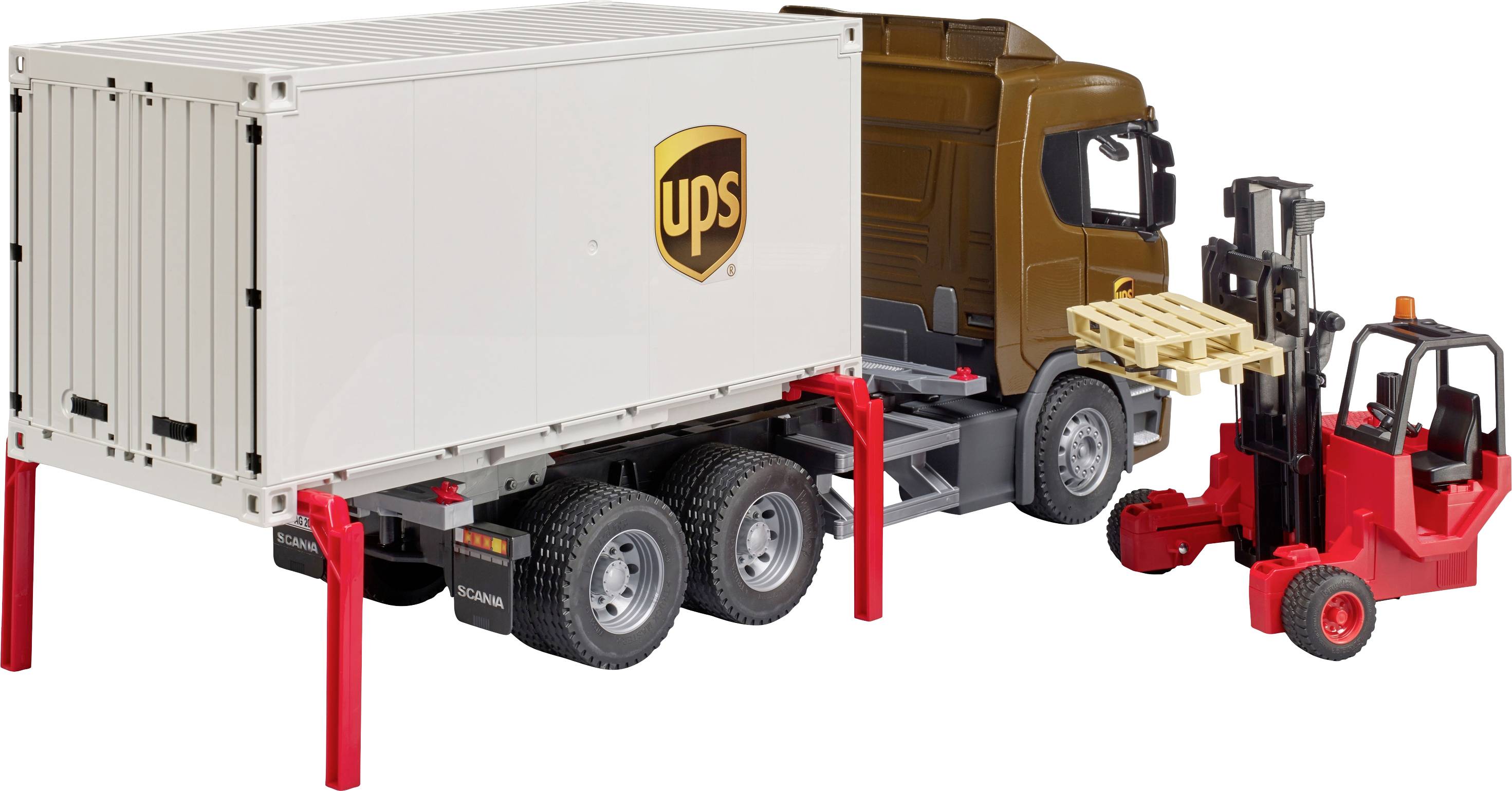 Ein brauner Lastwagen mit einem Container mit UPS-Logo wird von einem roten Gabelstapler beladen.