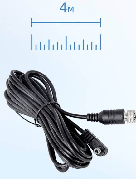 Ein 4 Meter langes schwarzes Kabel mit einem Winkelschutz an einem Ende und einem Steckverbinder am anderen, auf weißem Hintergrund dargestellt.