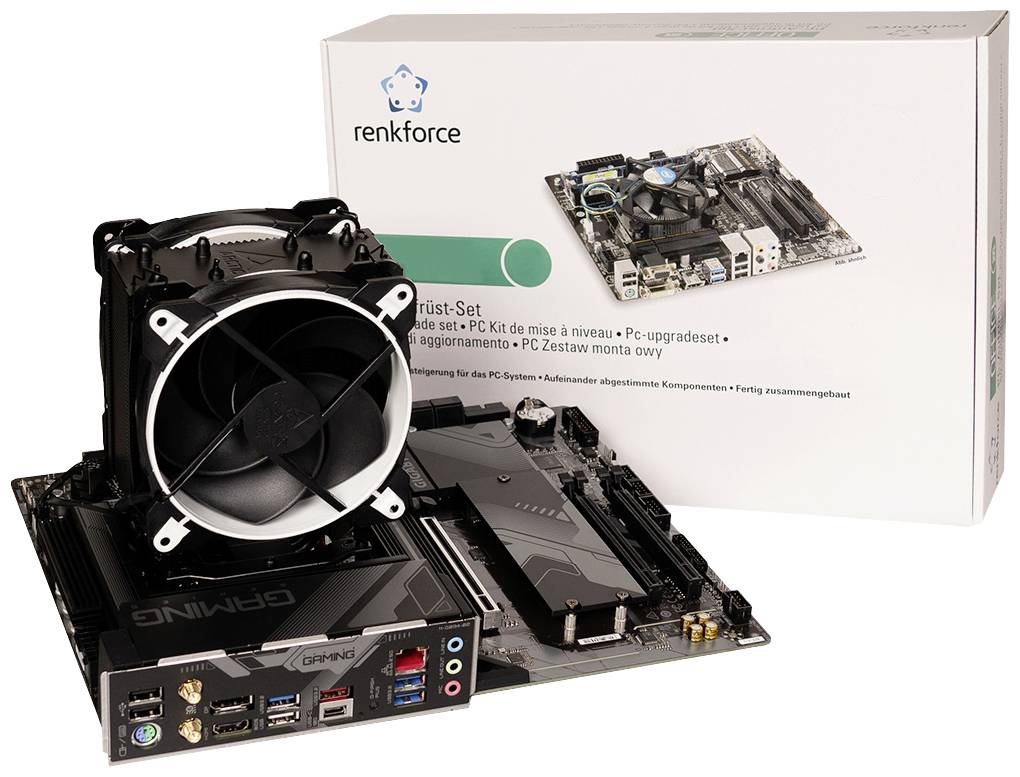 Ein Mainboard mit einem montierten CPU-Kühler vor einer Verpackung mit der Aufschrift 'renkforce PC Aufrüst-Set'.
