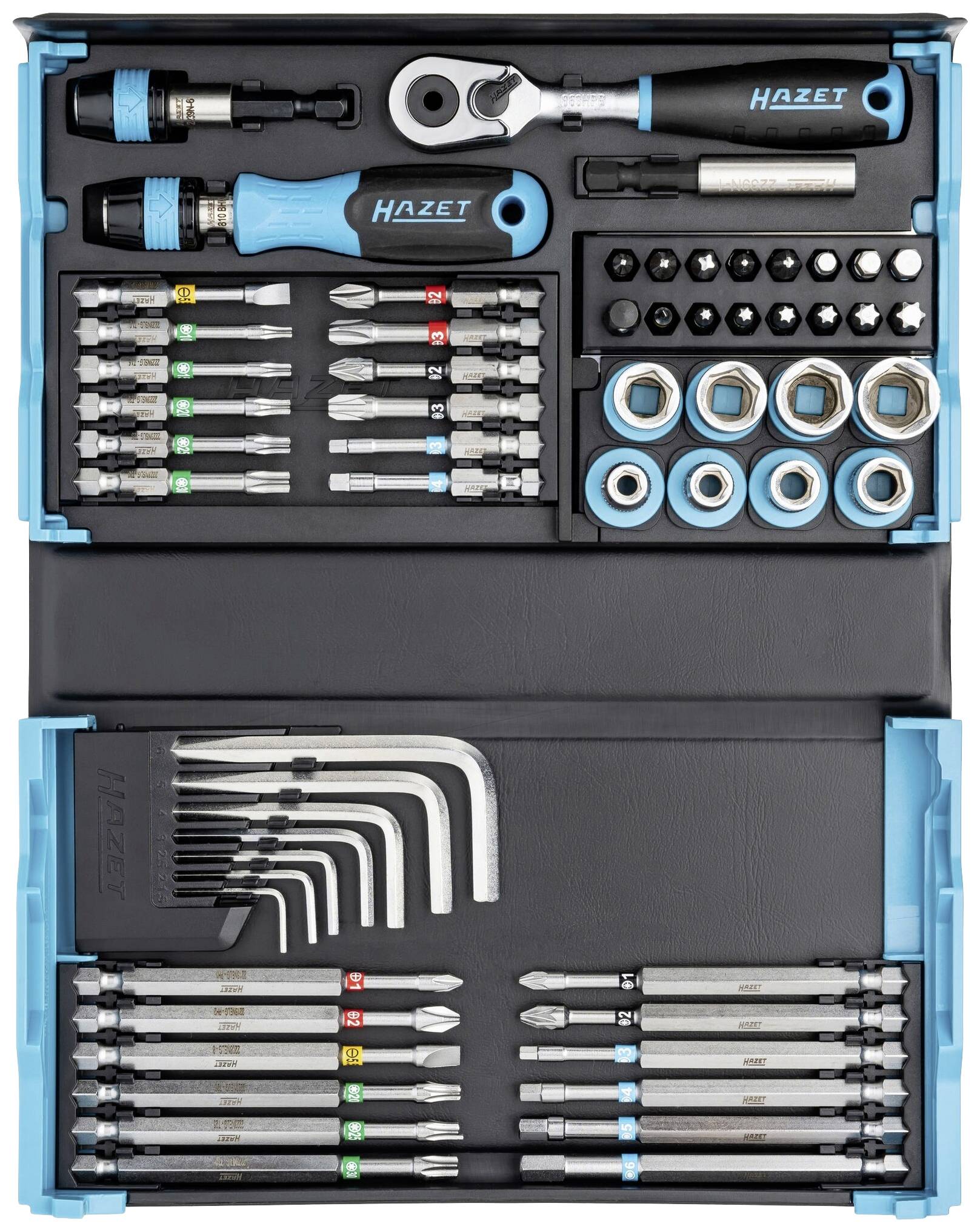 Werkzeugkoffer mit Ratsche, Steckschlüsseln, Bits und Inbusschlüsseln, organisiert in Fächern; Marke 'Hazet'.