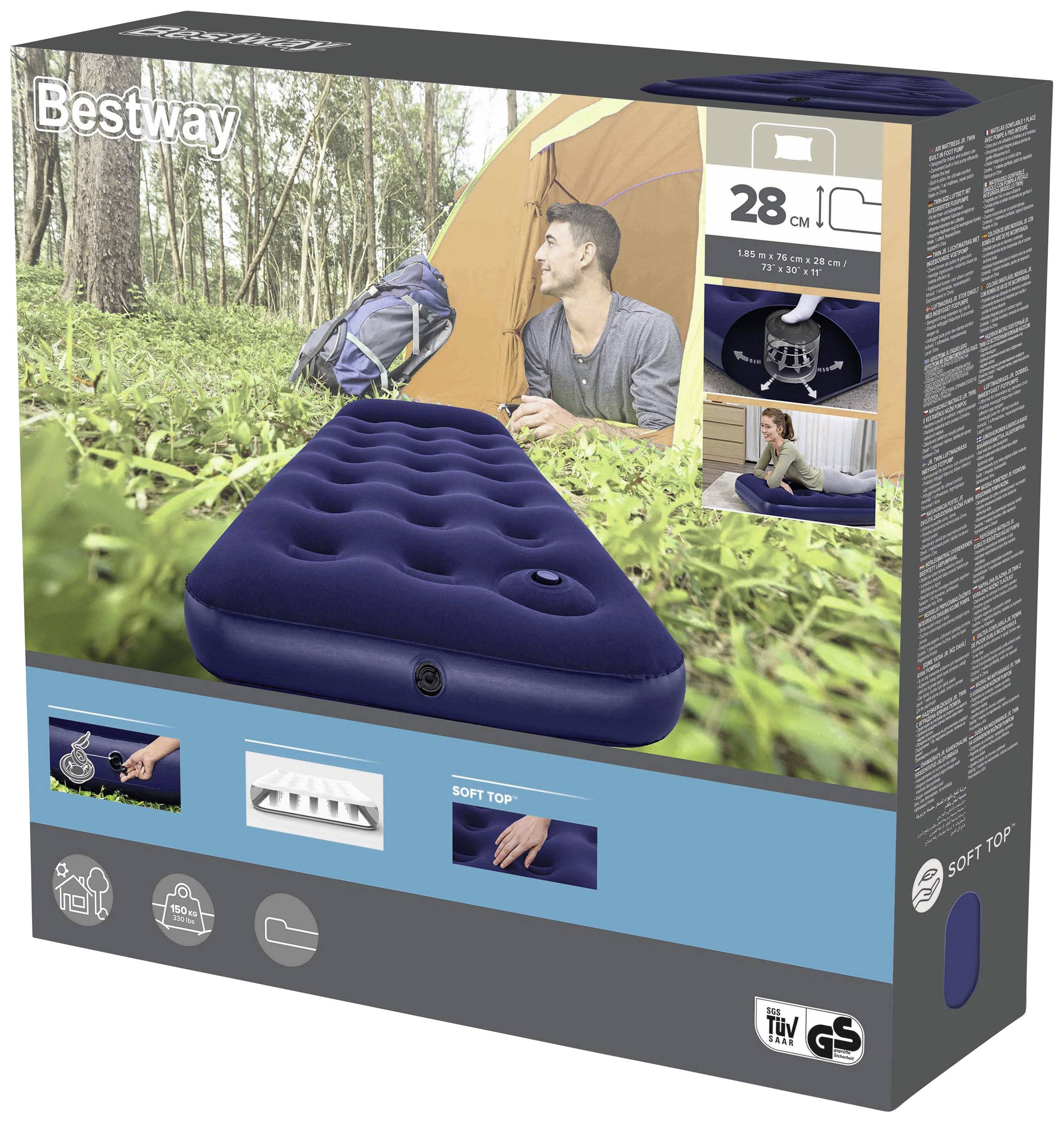 Ein Mann sitzt in einem Zelt auf einer Wiese. Im Vordergrund liegt eine blaue Luftmatratze. Die Verpackung zeigt Details der Matratze.