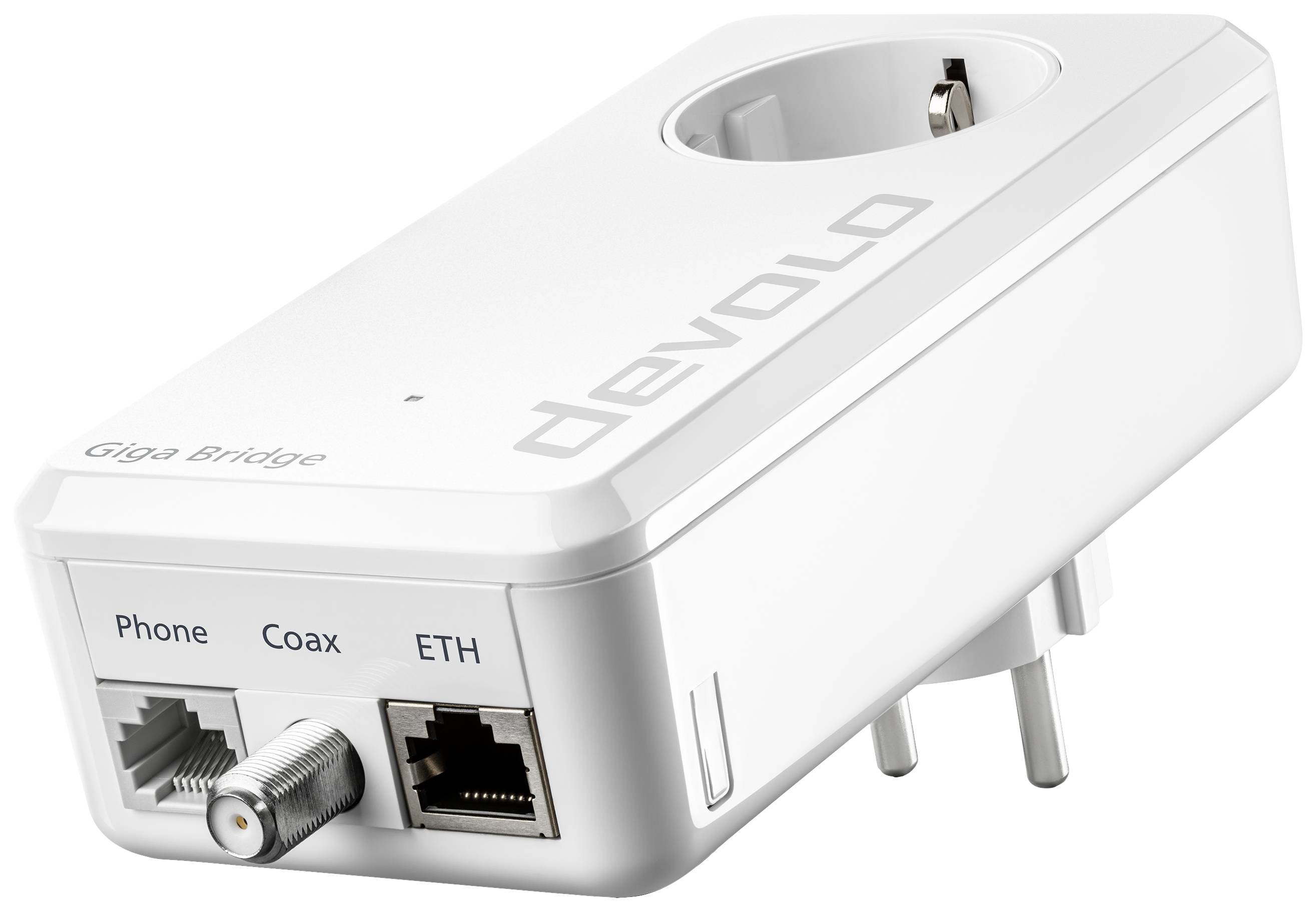 Ein weißer Devolo Giga Bridge Adapter mit Ethernet-, Koaxial- und Telefonanschluss sowie einer Steckdosenverbindung rechts oben.