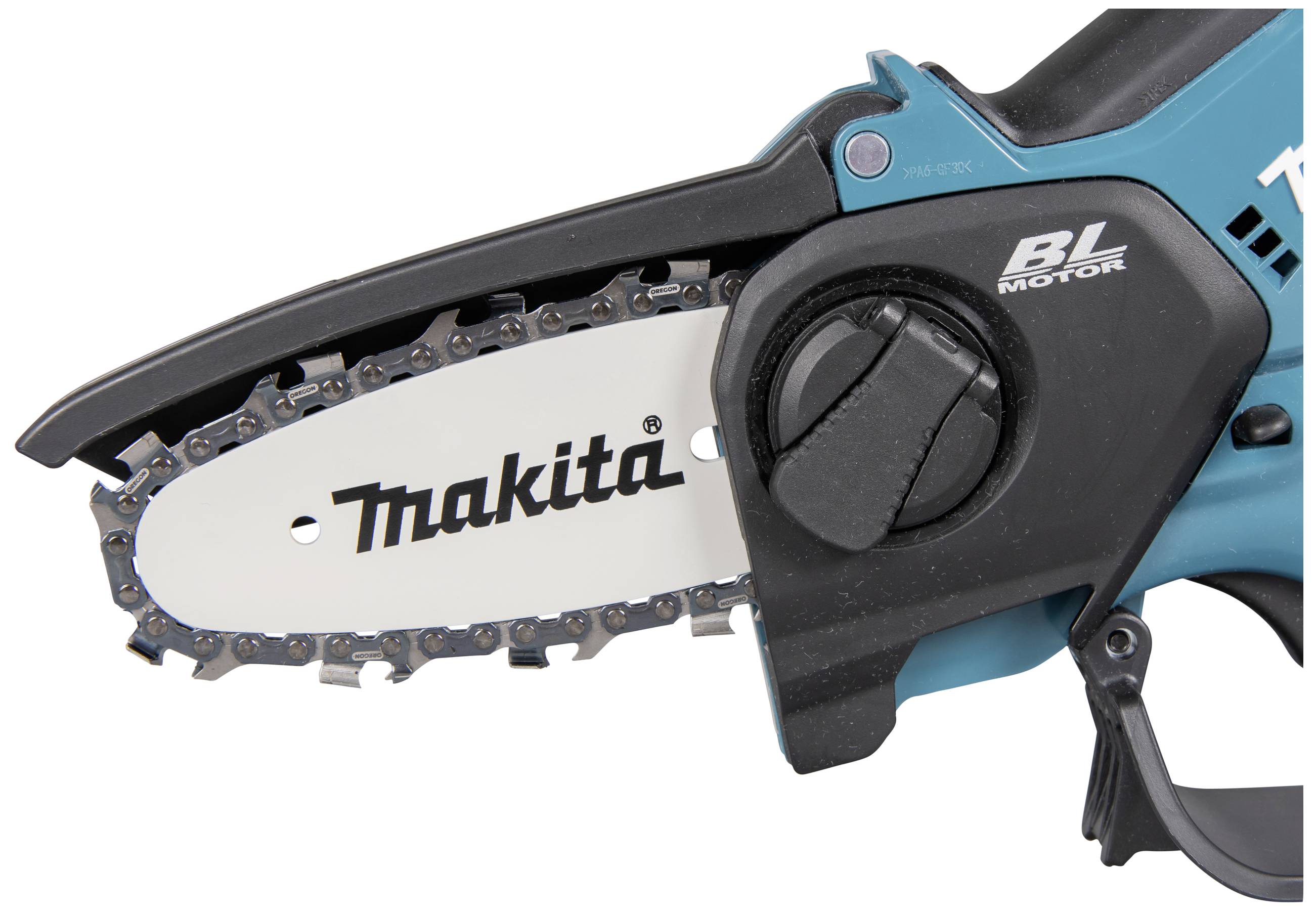 Eine Nahaufnahme einer Kettensäge mit blauem Gehäuse und Makita-Logo auf der Kette. Sie zeigt den BL-Motor der Säge.