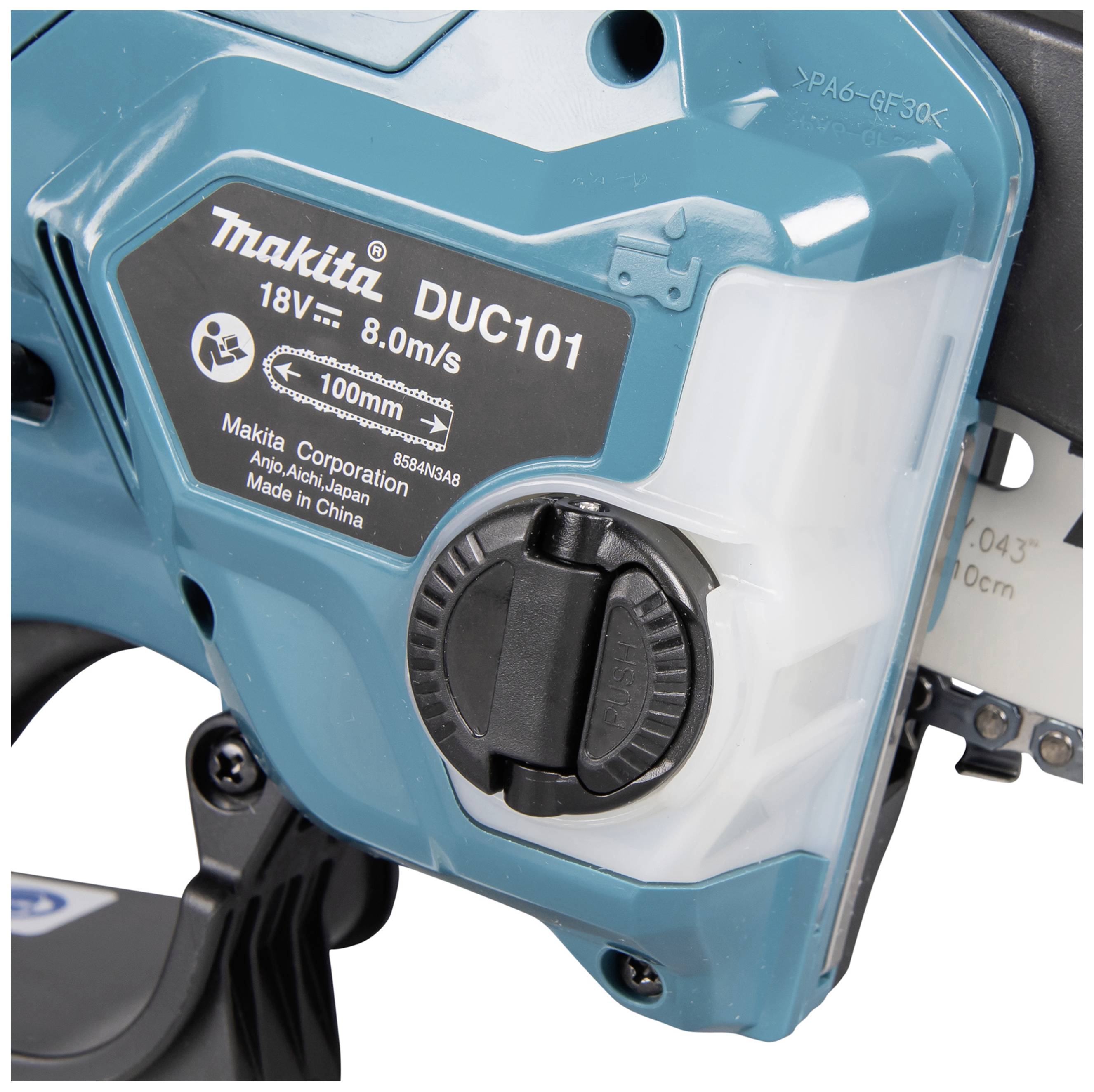 Nahaufnahme eines blauen elektrischen Werkzeugs mit der Aufschrift 'Makita DUC101 18V 8.0 m/s 100 mm'.